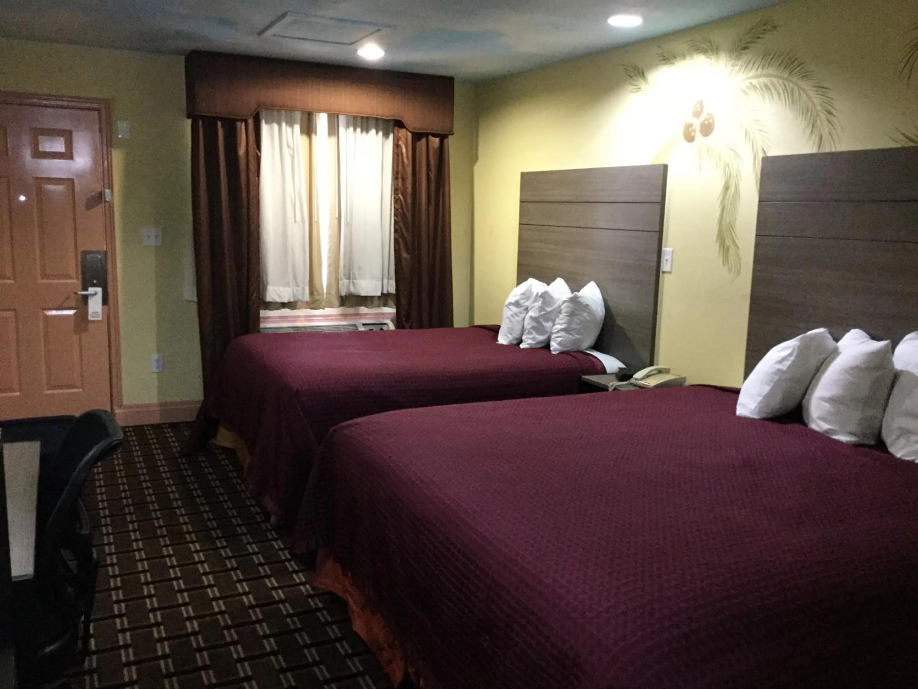 Bed in Luxury Inn and Suites Seaworld