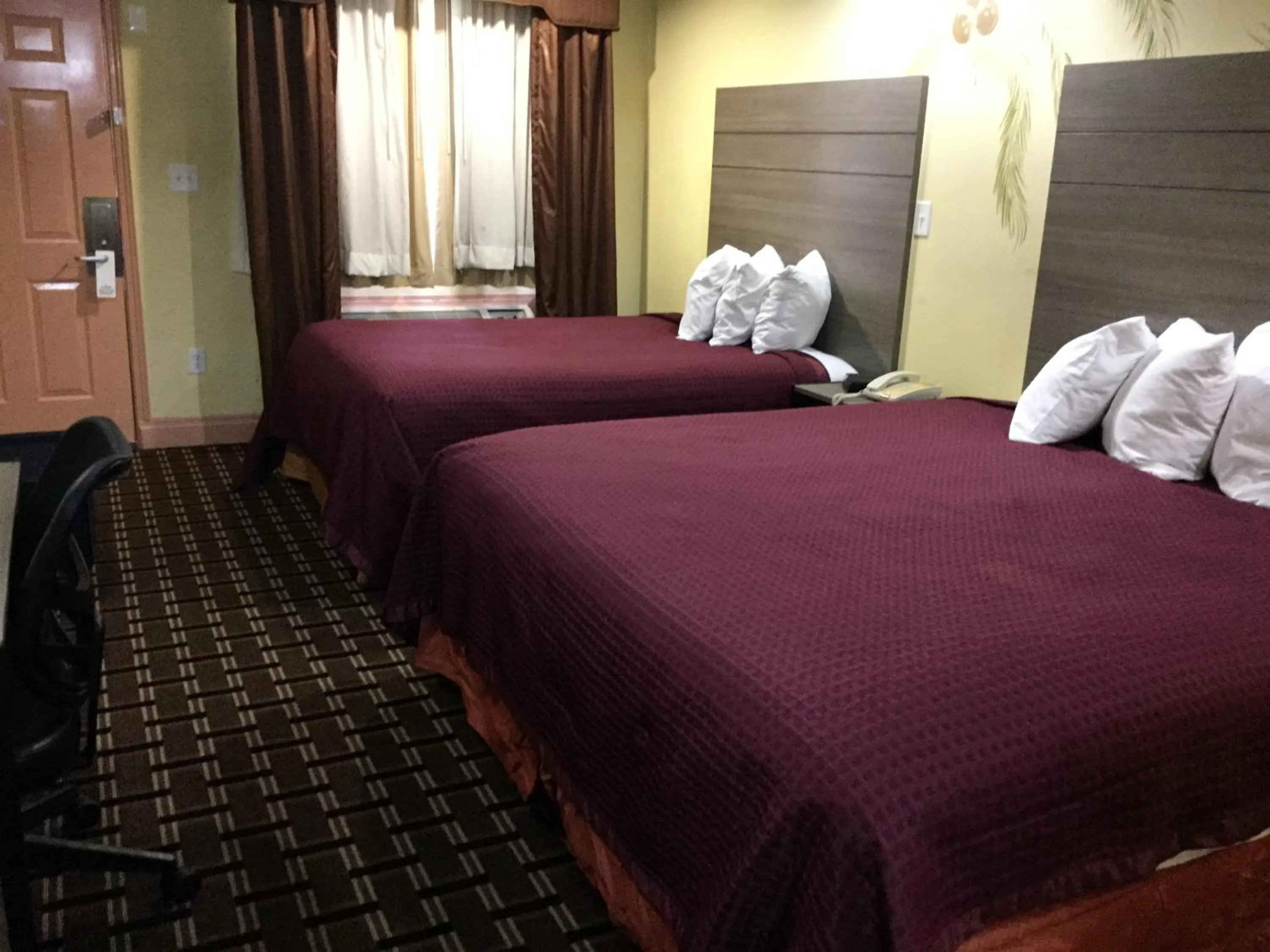 Bed in Luxury Inn and Suites Seaworld