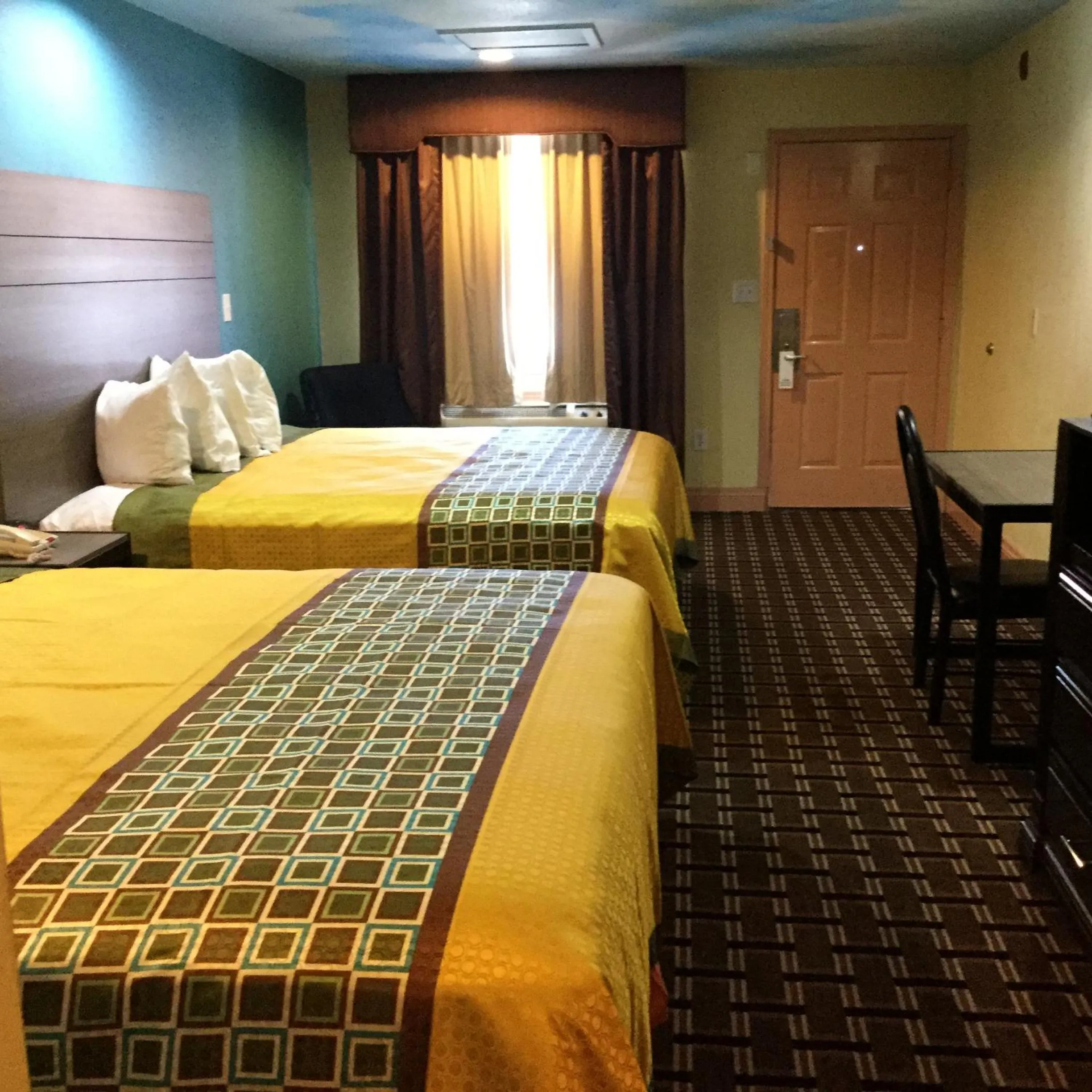 Bed in Luxury Inn and Suites Seaworld