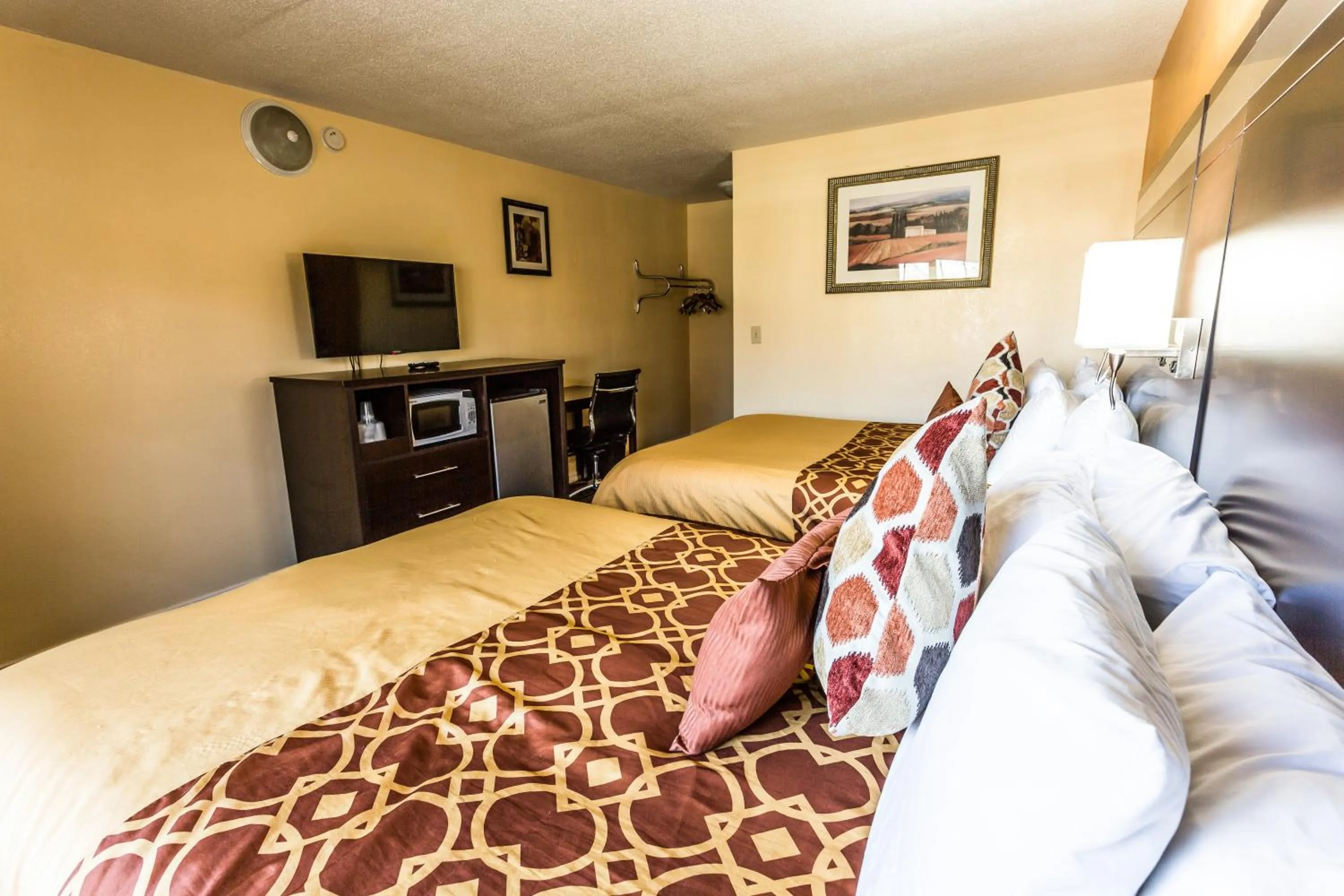 Photo of the whole room, Bed in Budget Inn of America