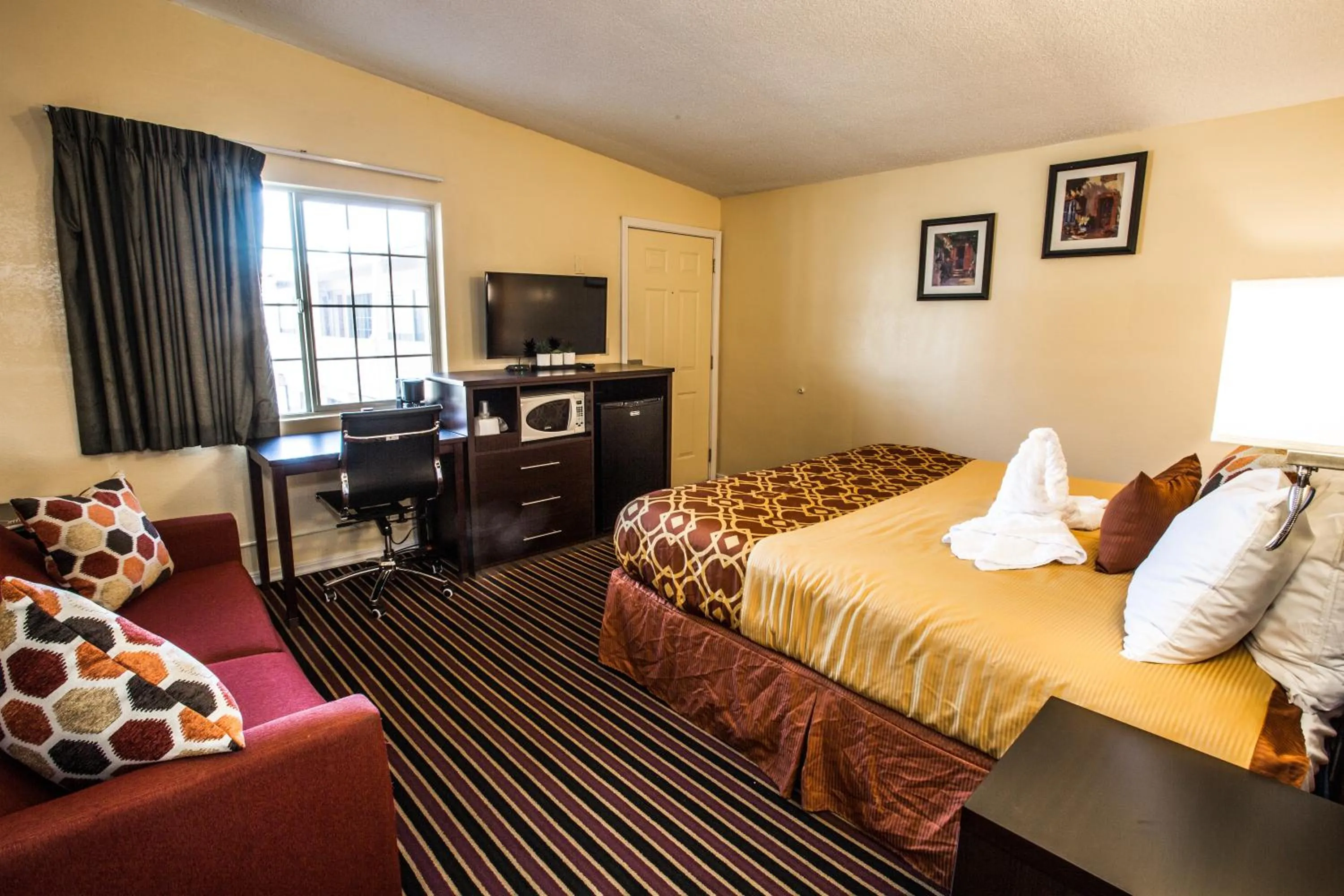 Photo of the whole room, Bed in Budget Inn of America