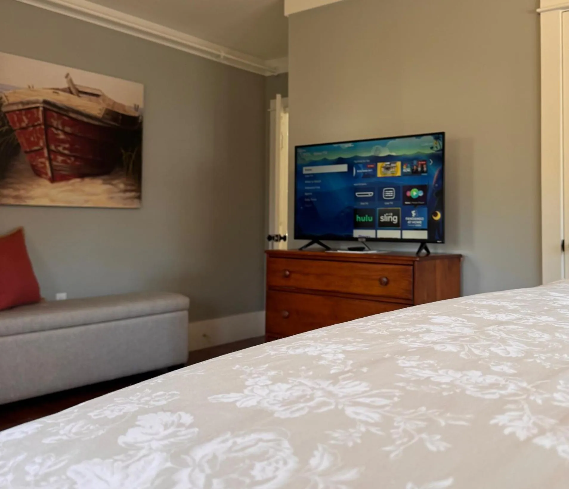 TV and multimedia in White Sails Inn