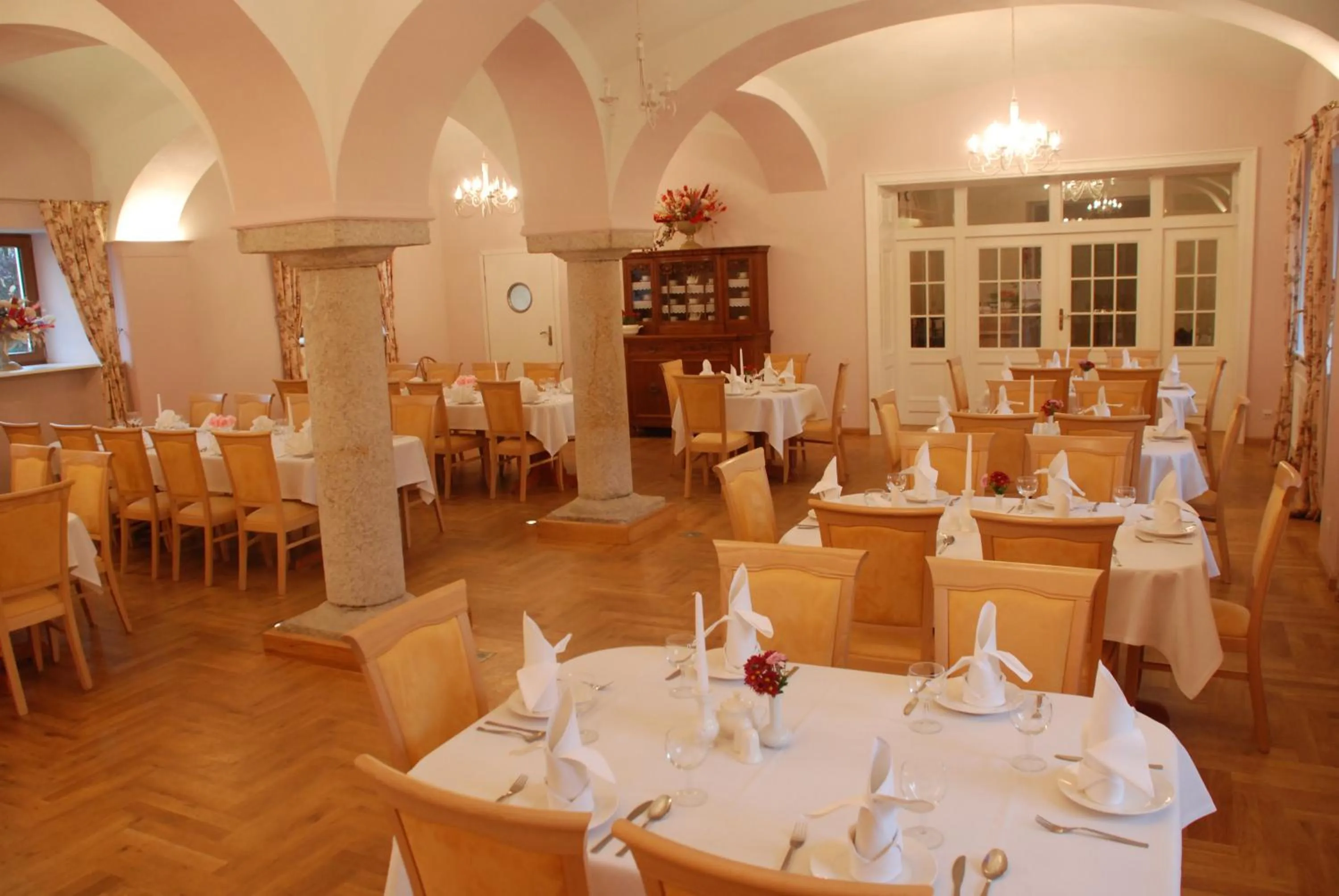 Restaurant/places to eat in Hotel Karczyce