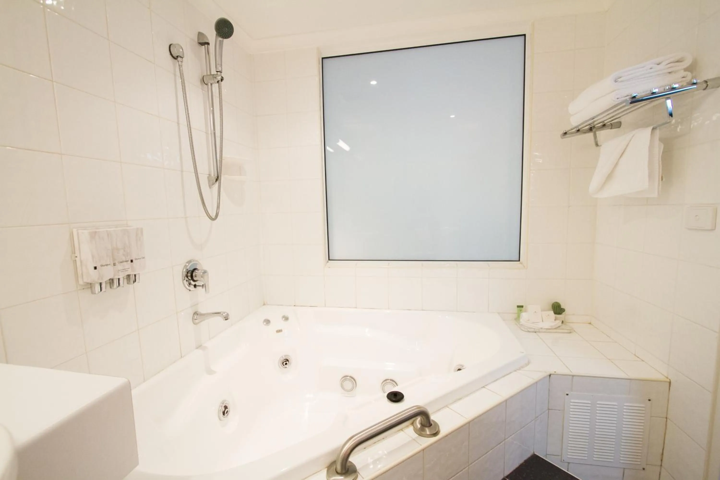 Bathroom in The Select Inn Gosford