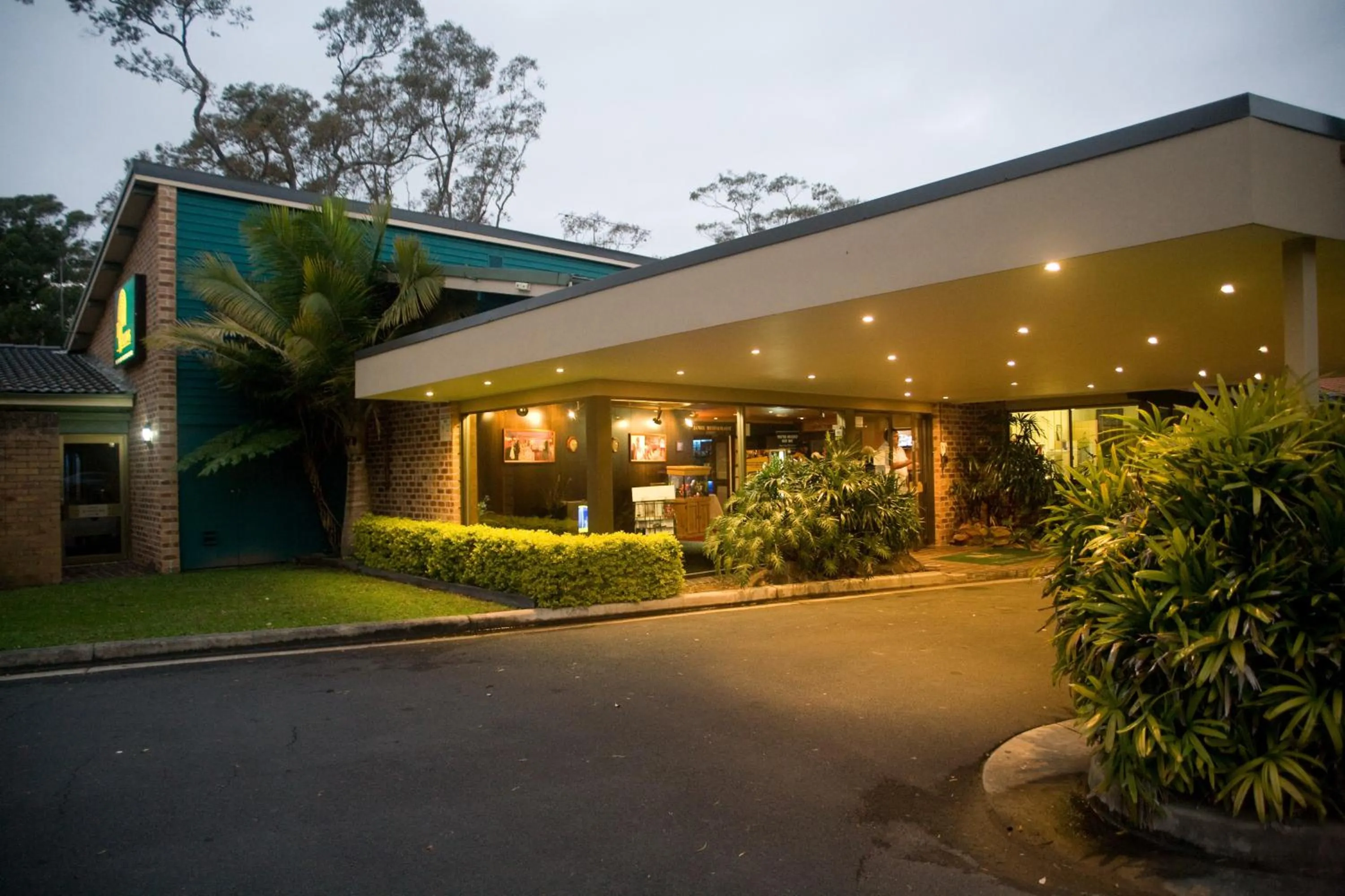 Facade/entrance in The Select Inn Gosford