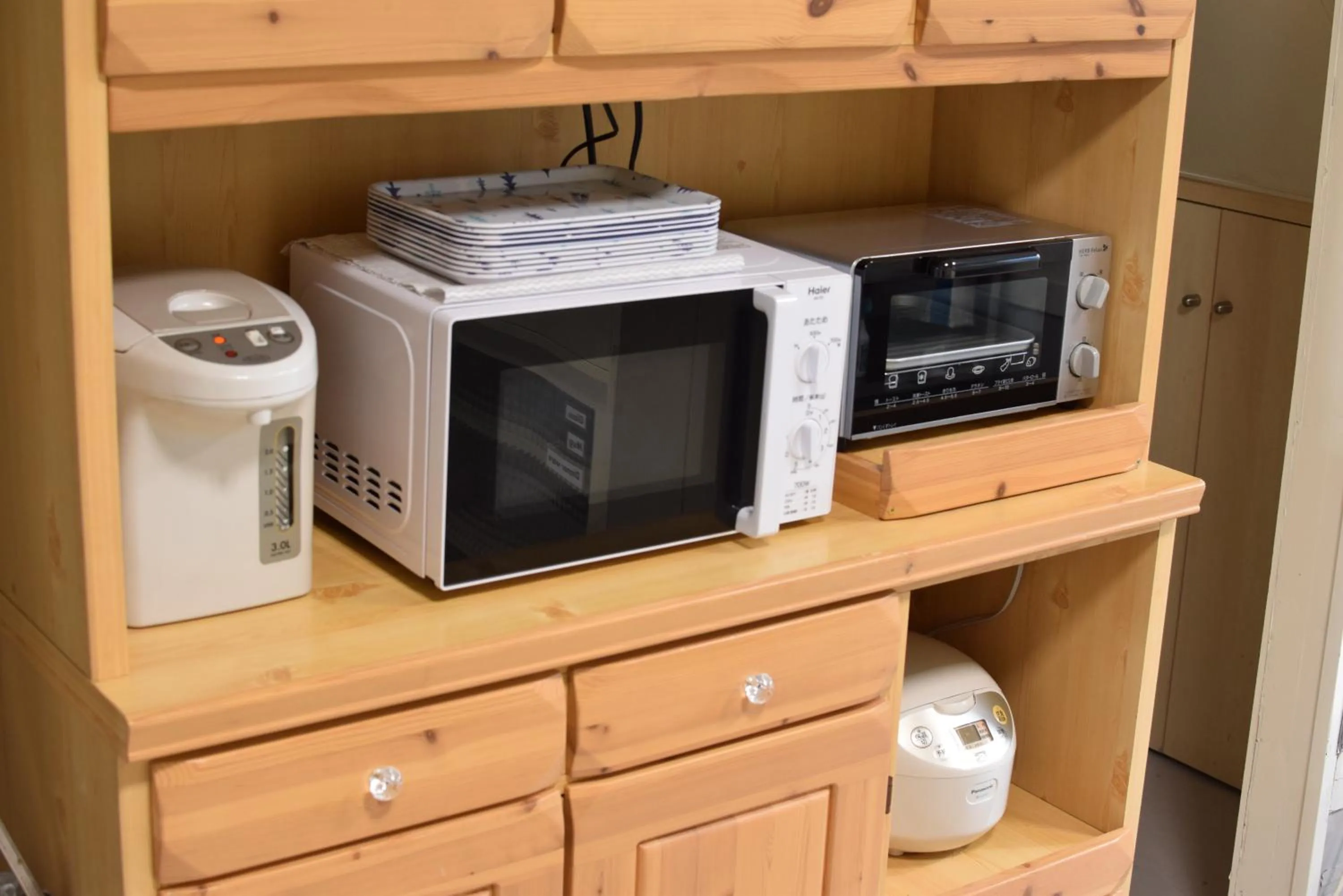 Communal kitchen in Noboribetsu Guest House AKA & AO