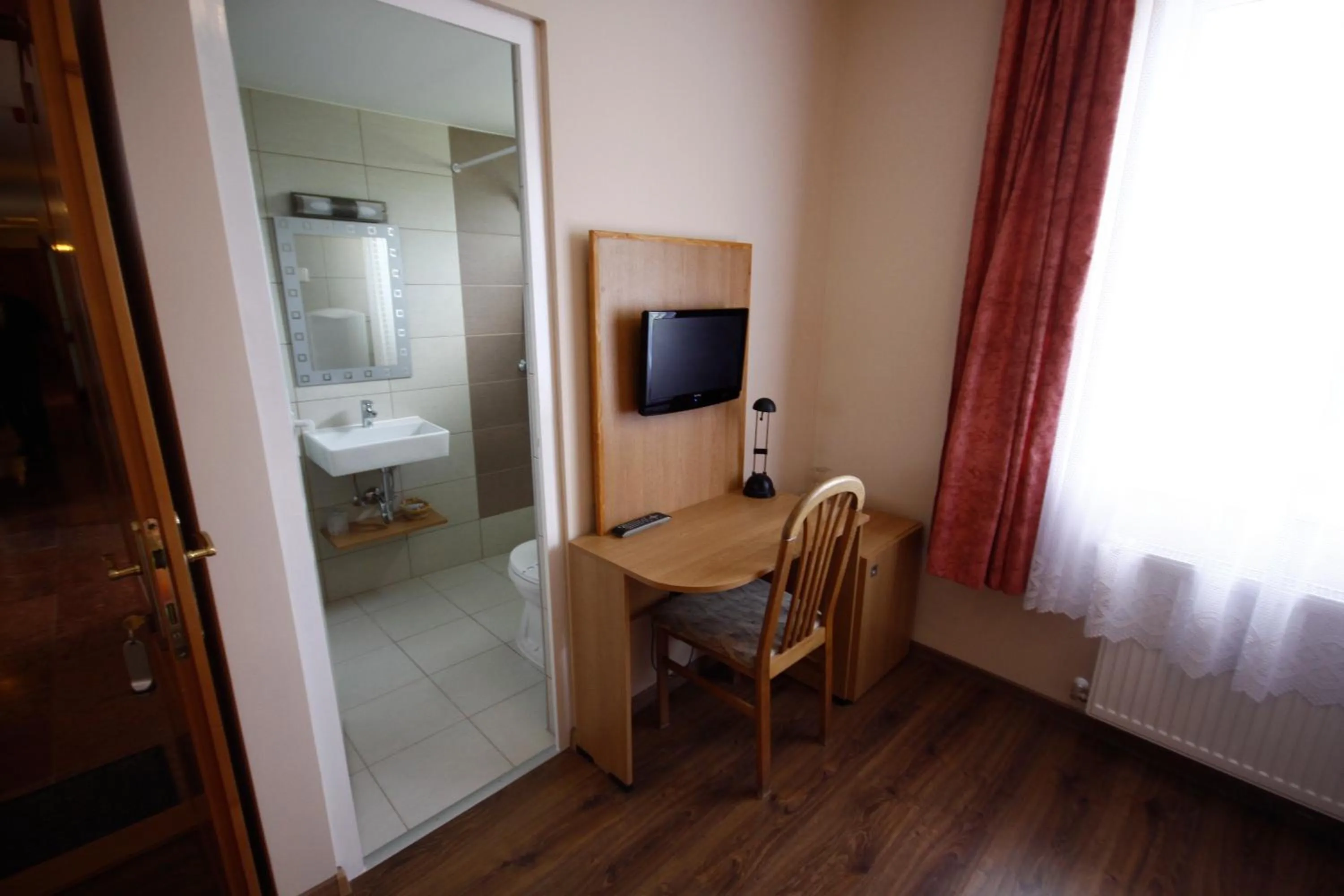 Bathroom, Bed in Parti Panzió