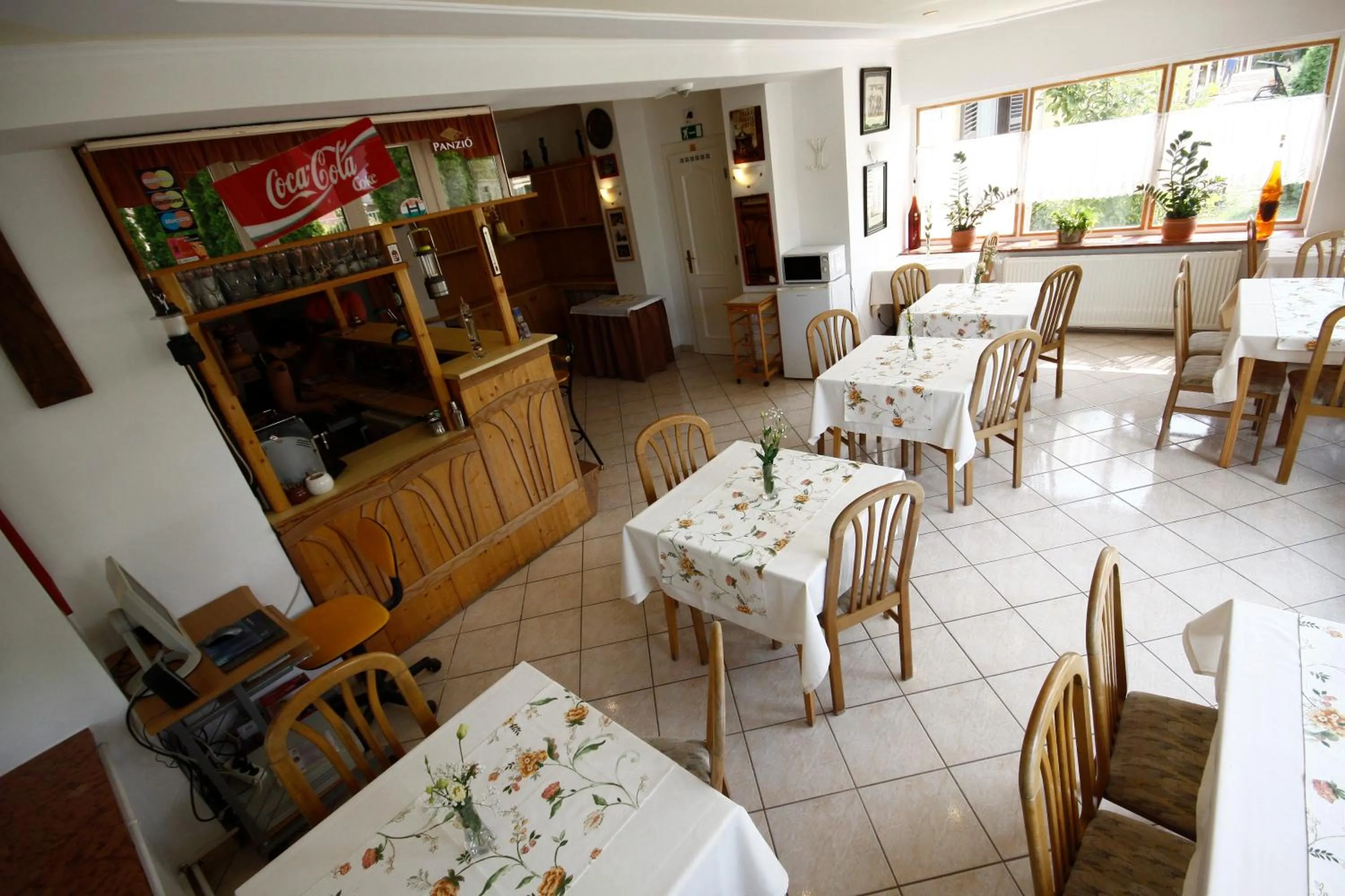 Restaurant/places to eat in Parti Panzió