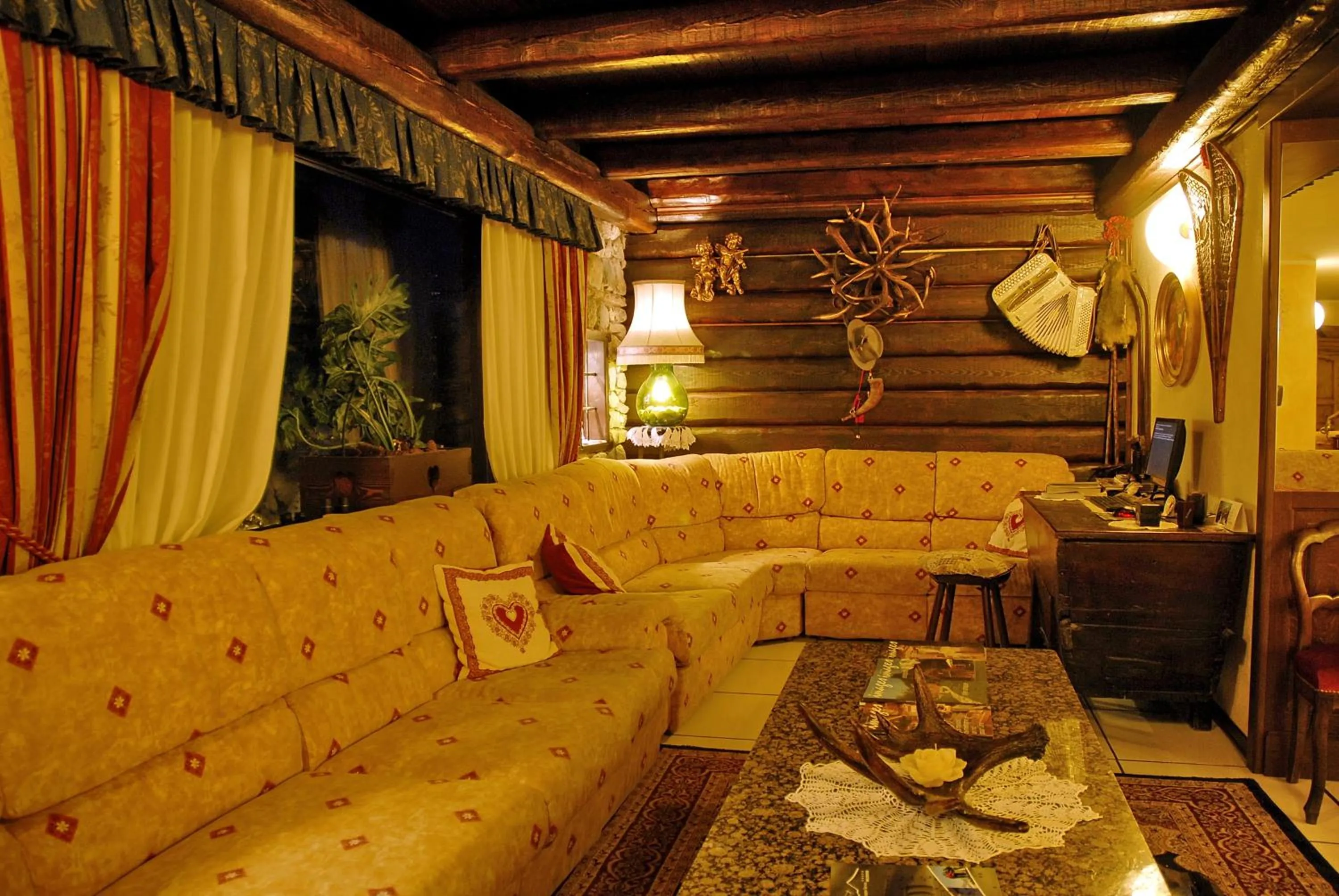 Communal lounge/ TV room in Hotel Edelweiss & SPA