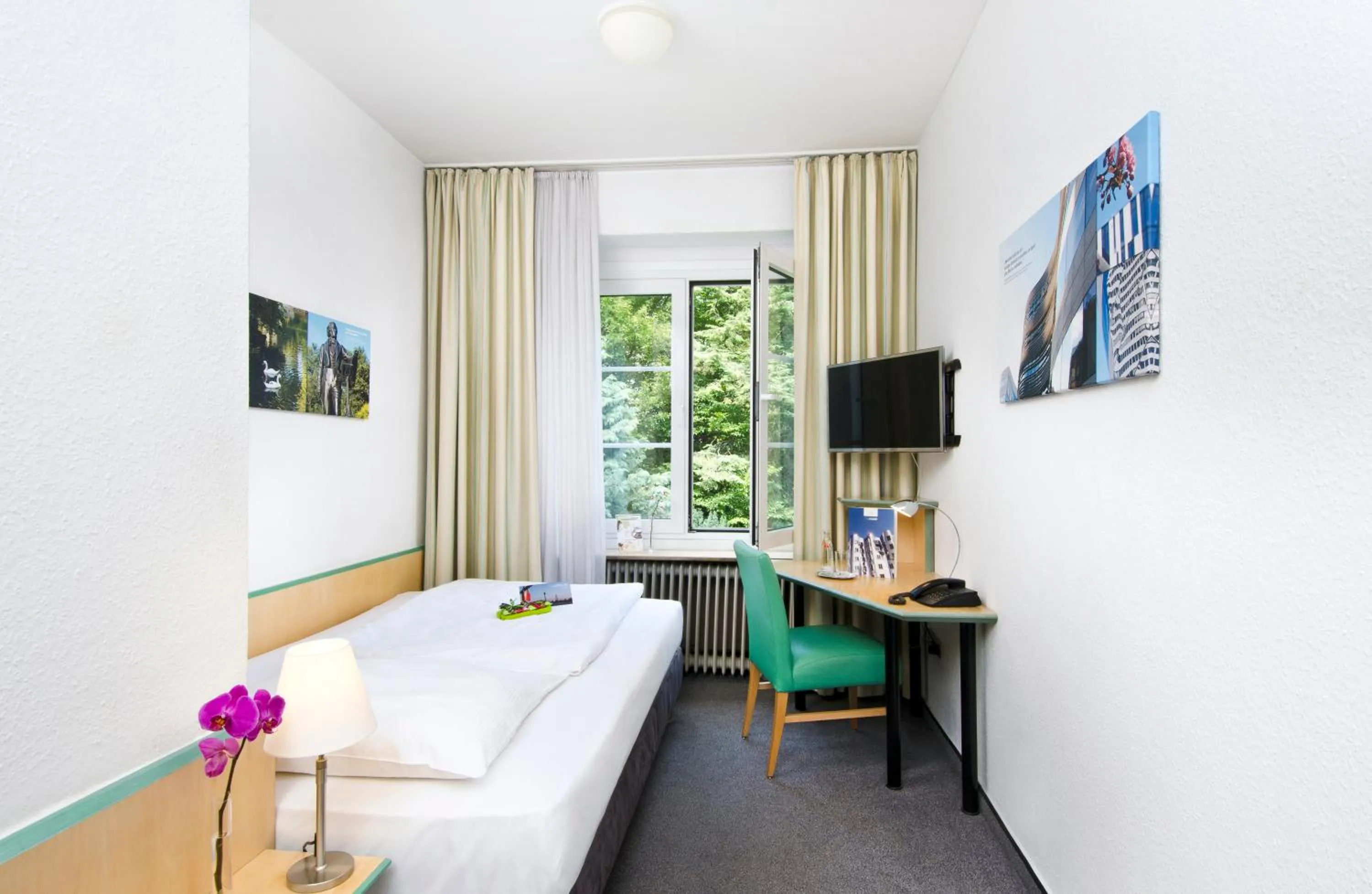 Photo of the whole room, Bed in Hotel am Hofgarten