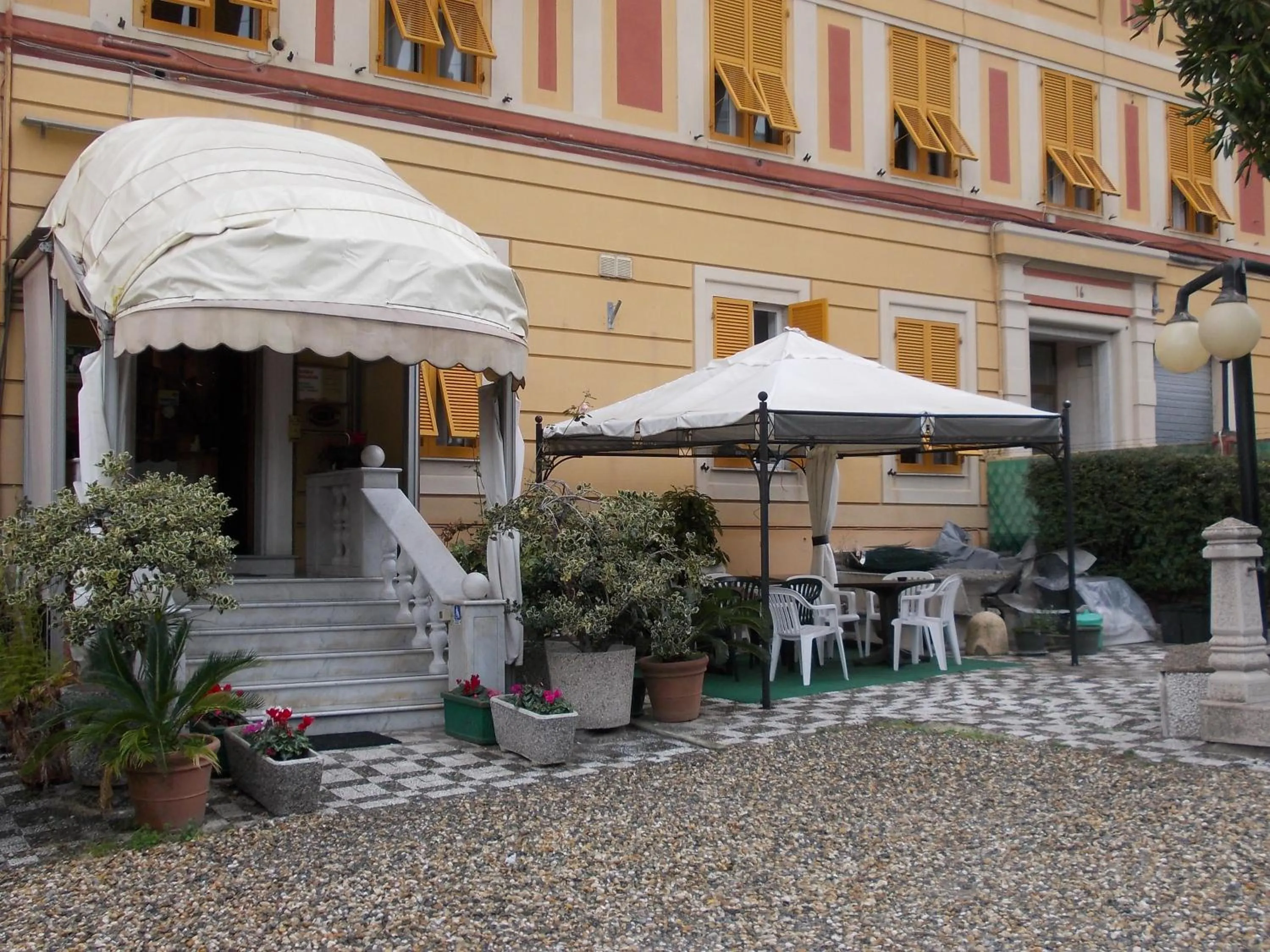 Facade/entrance in Albergo Boccadasse