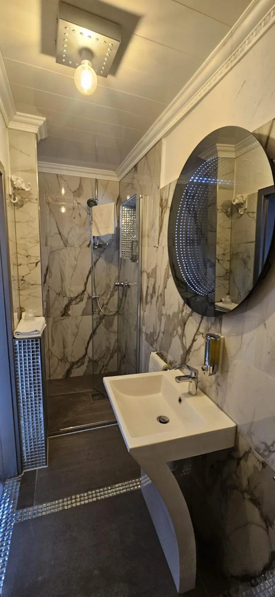Shower in Hotel Karthäuser Hof