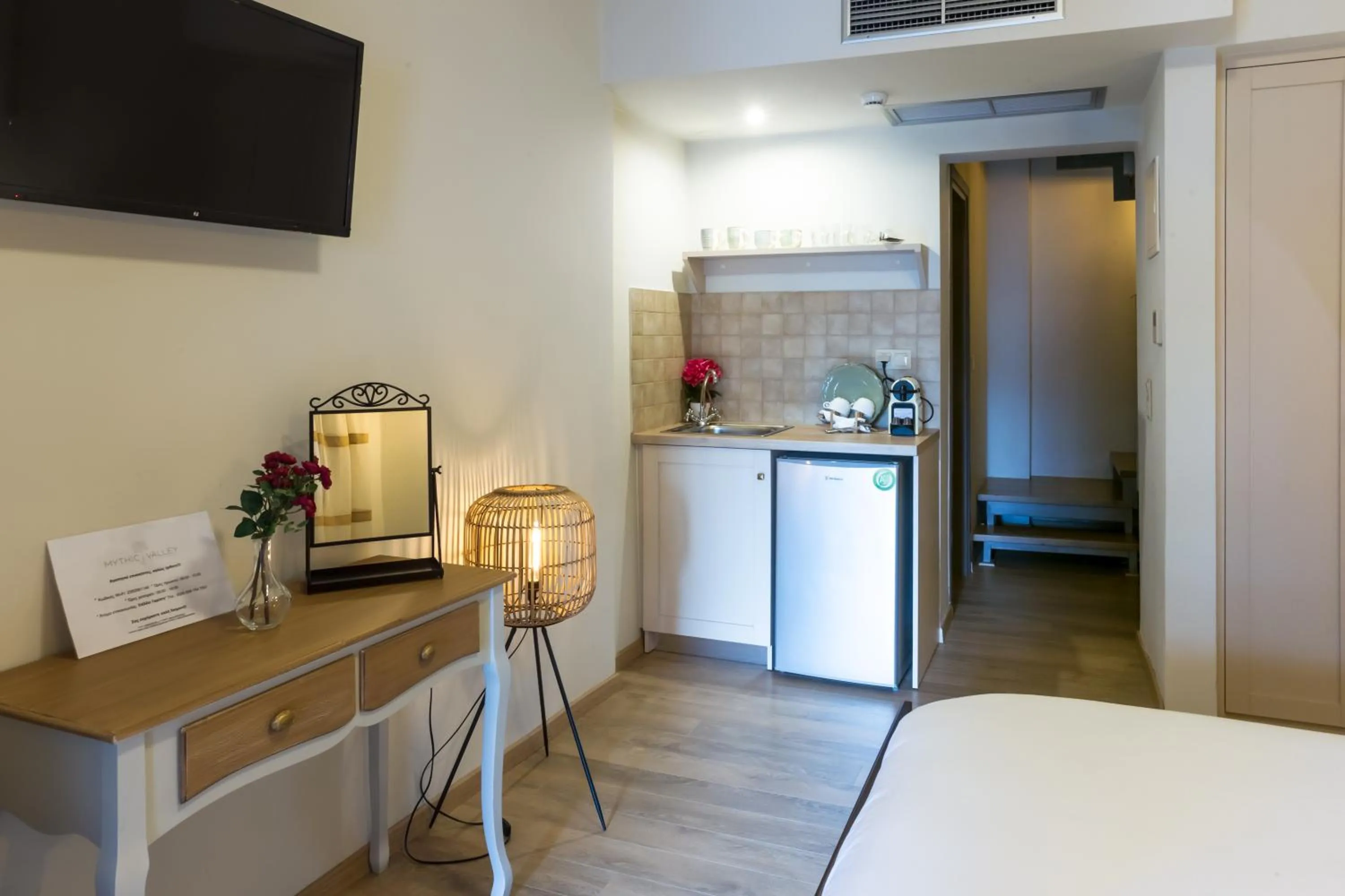 Photo of the whole room in Mythic Valley