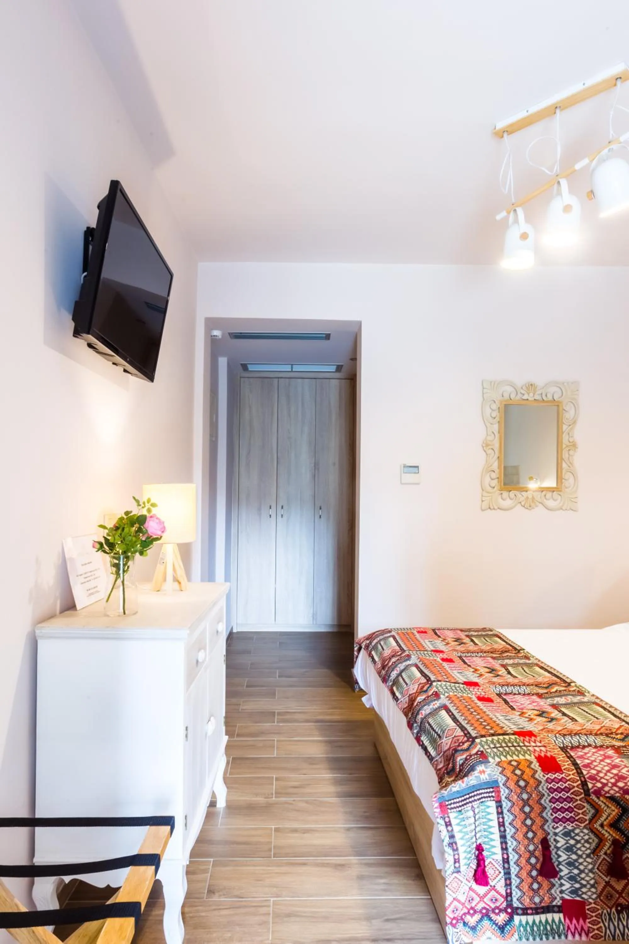 Photo of the whole room, Bed in Mythic Valley