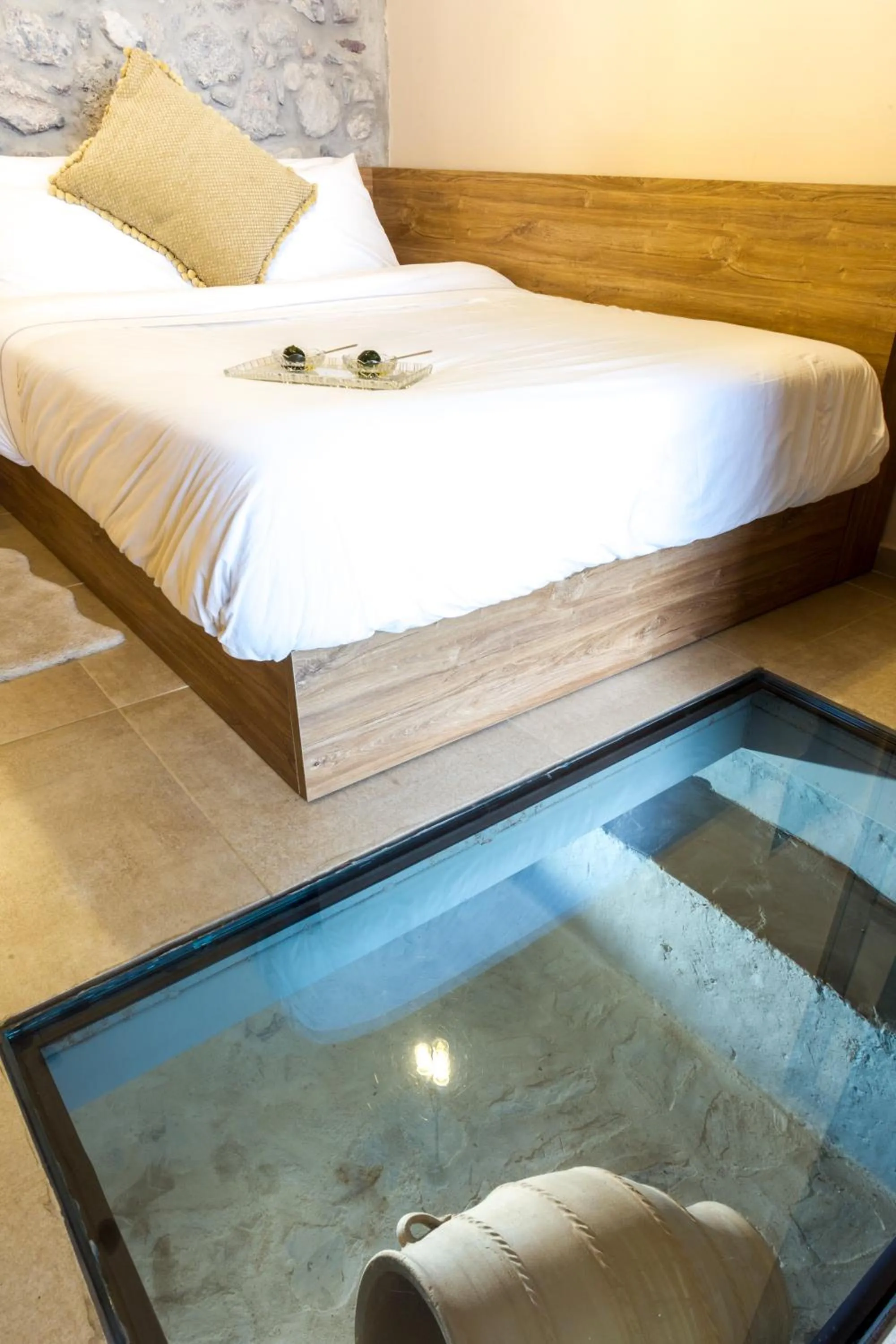 Photo of the whole room, Bed in Mythic Valley