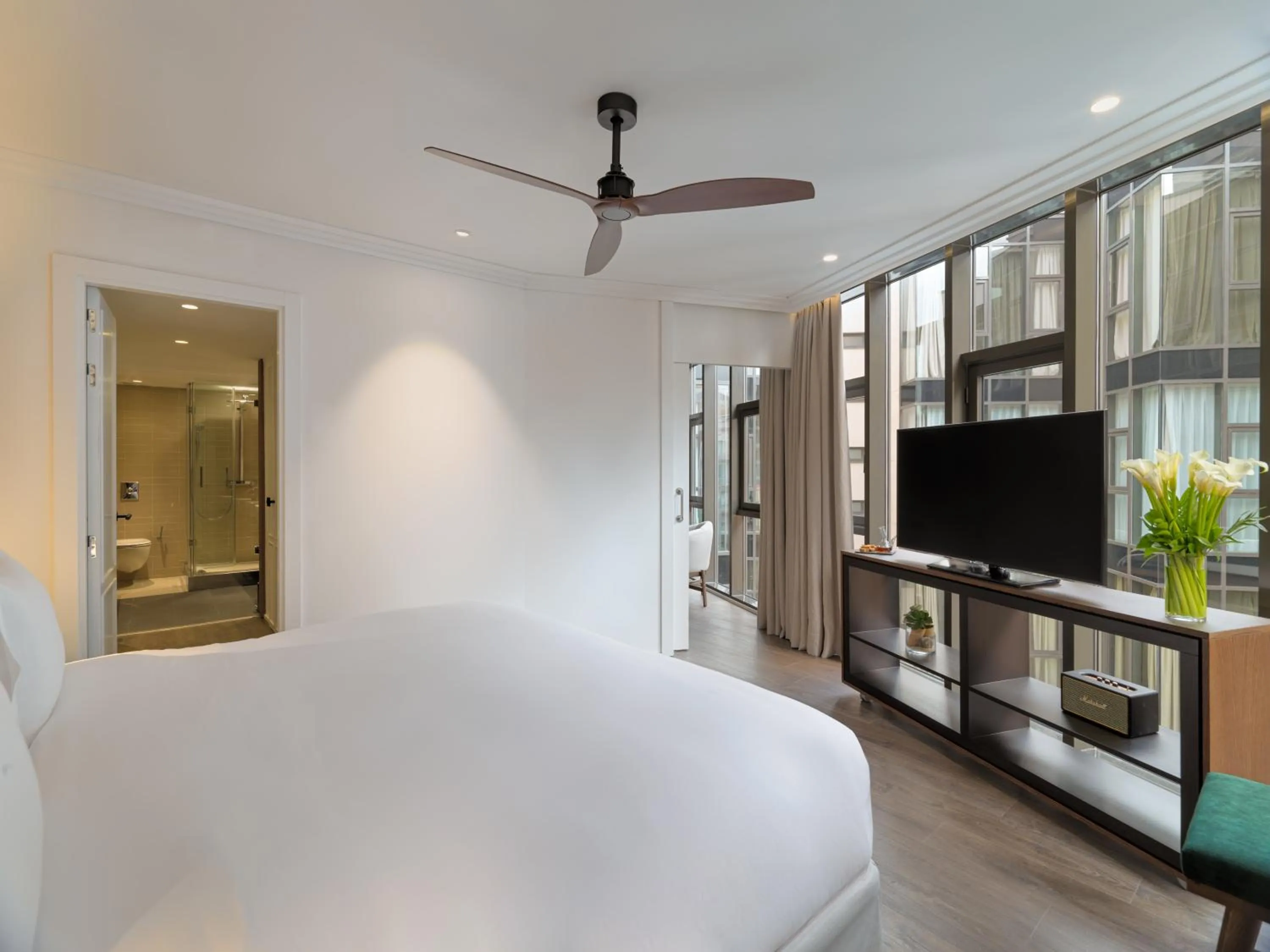 Photo of the whole room, Bed in H10 Casanova