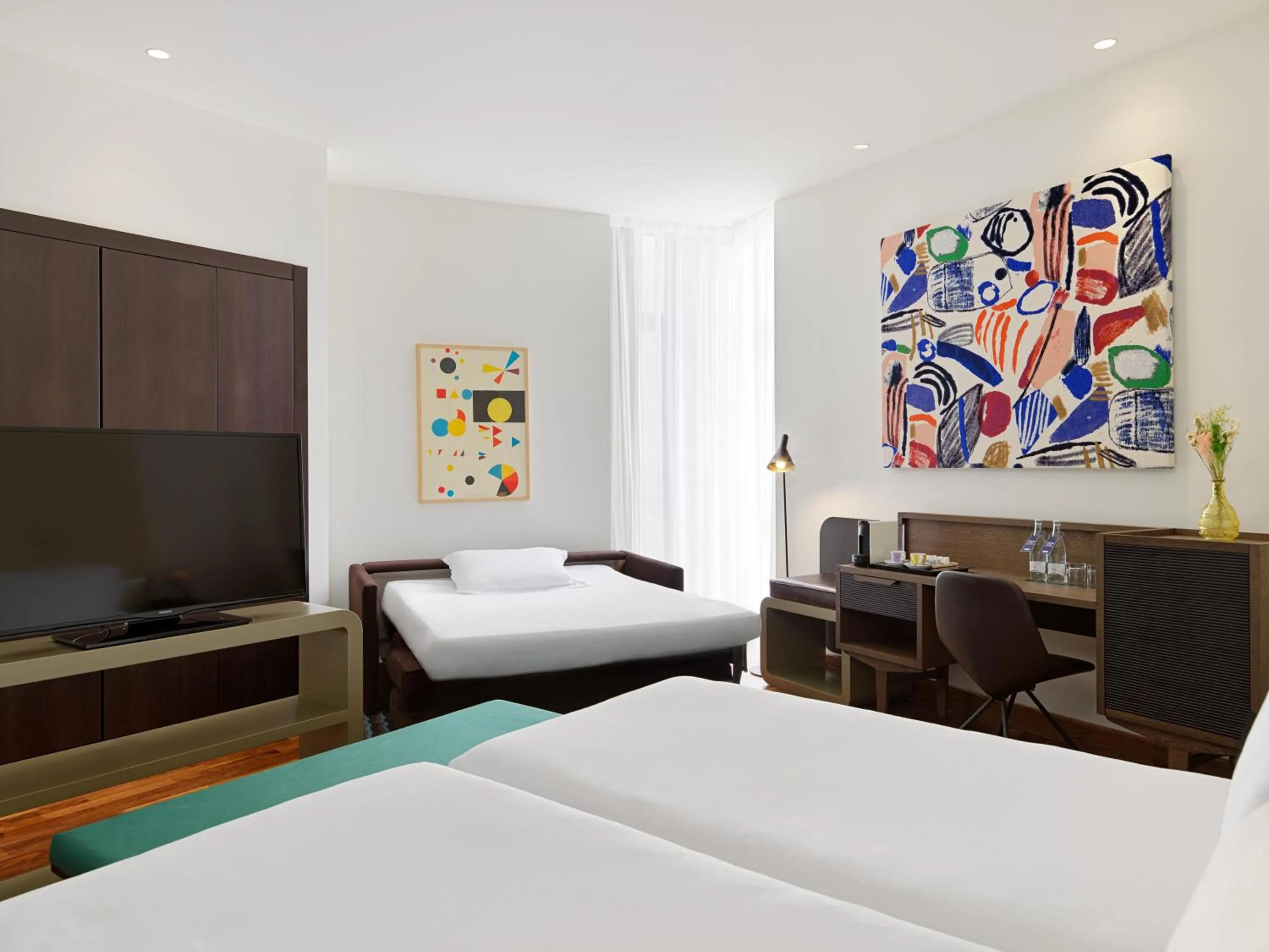 Photo of the whole room, Bed in H10 Casanova