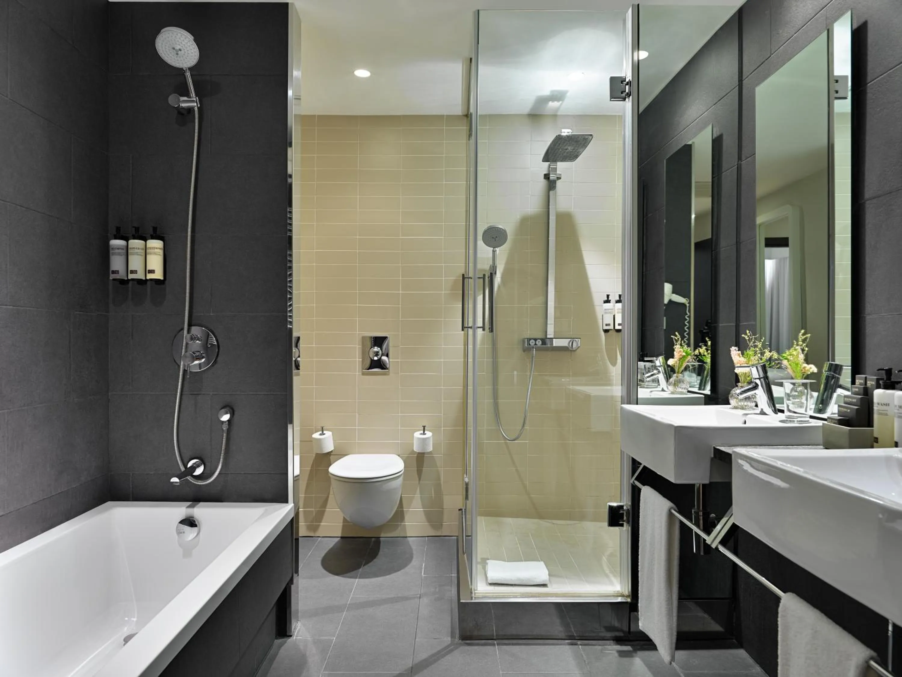 Shower in H10 Casanova