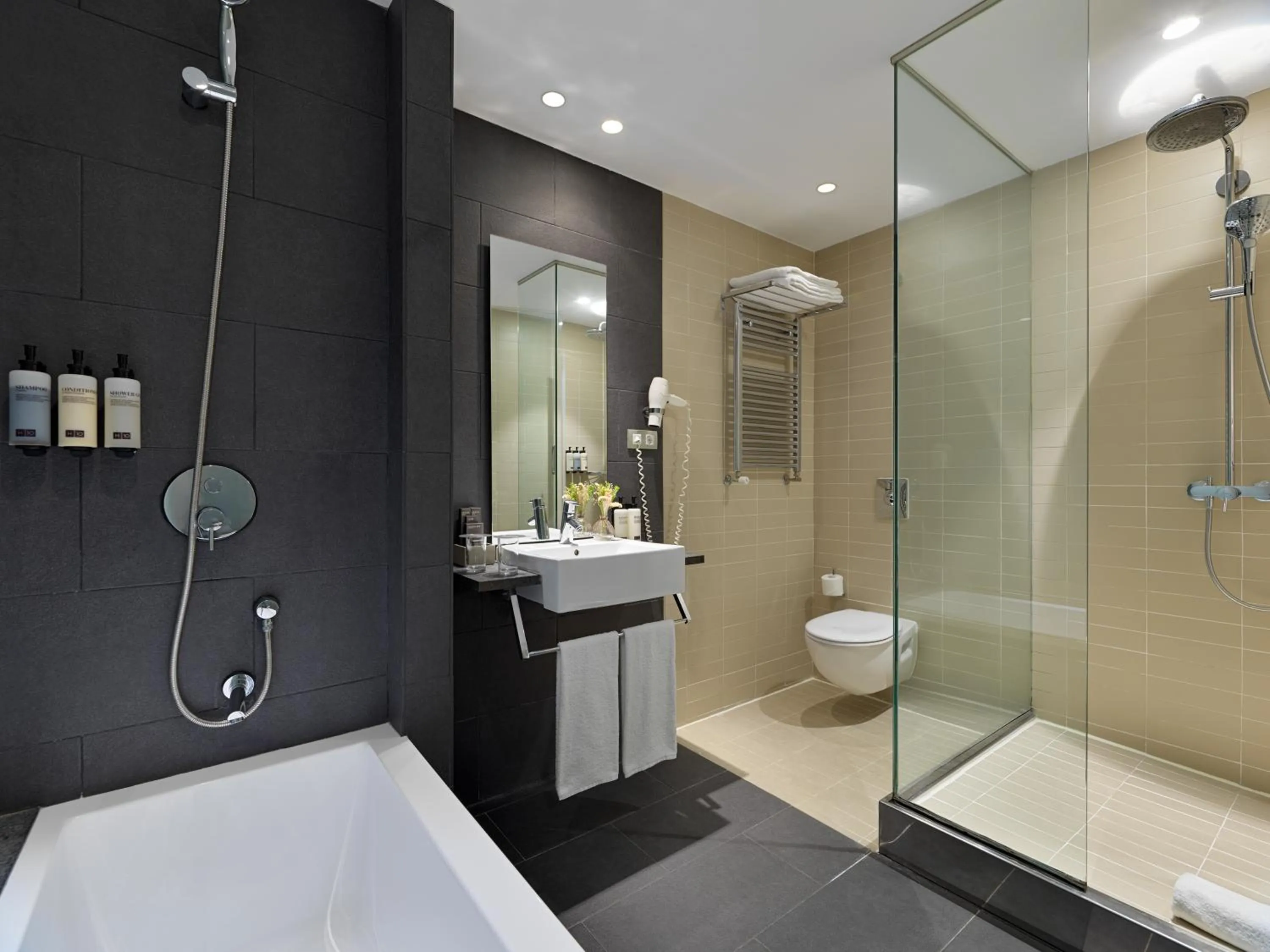 Shower in H10 Casanova