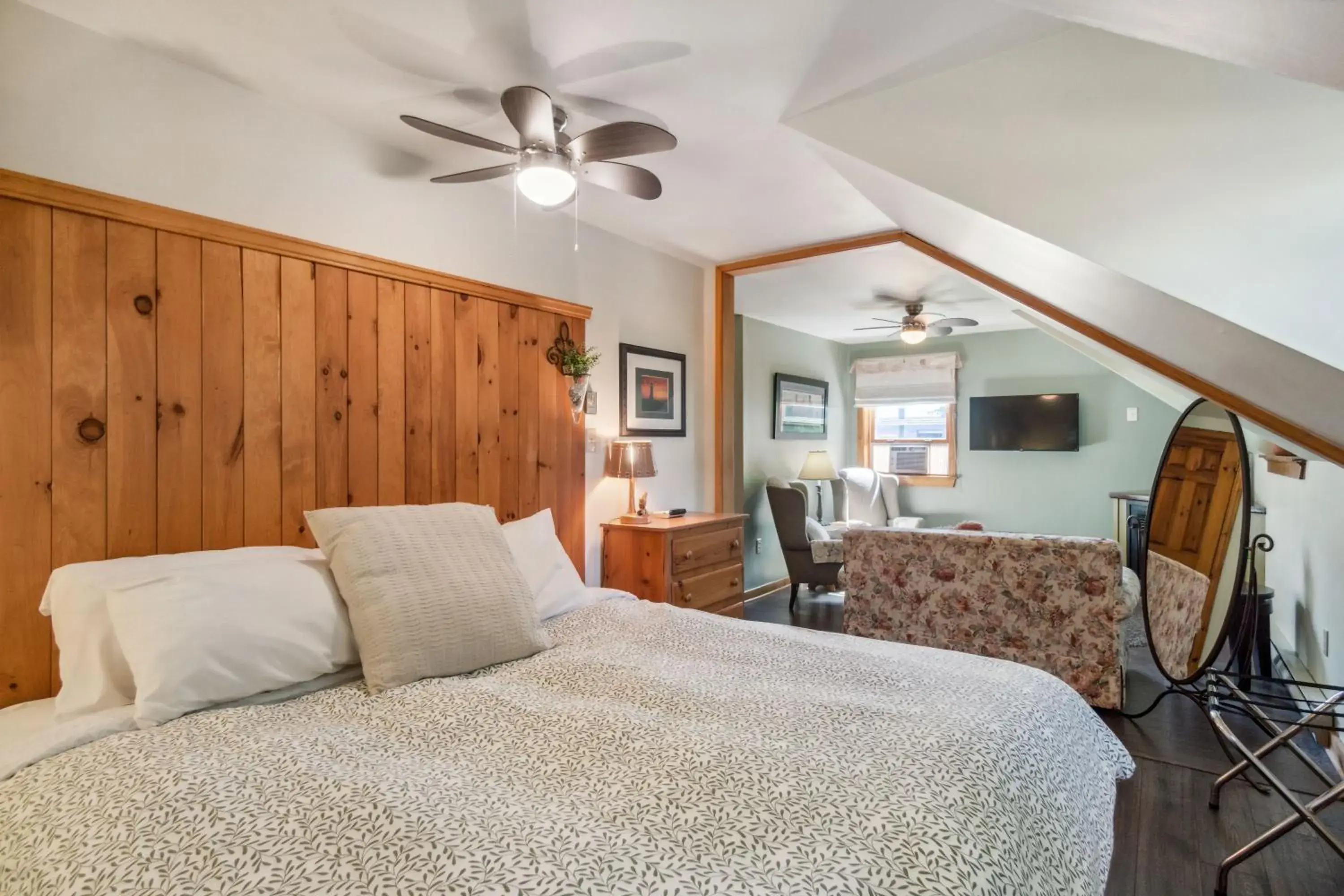 Deluxe King Suite in Farmhouse Inn B&B Deluxe King Suite in Farmhouse Inn B&B