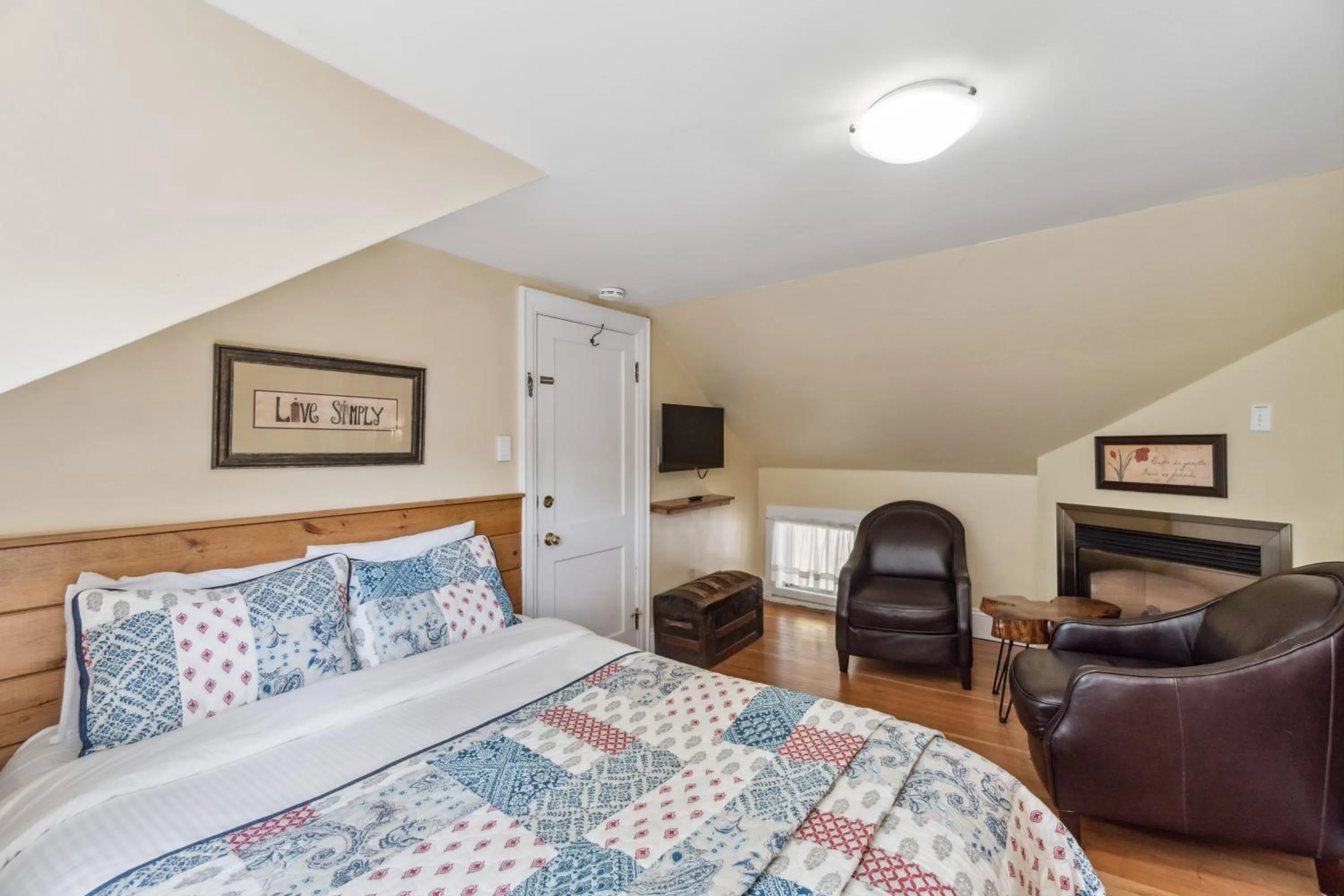 Living room, Bed in Farmhouse Inn B&B