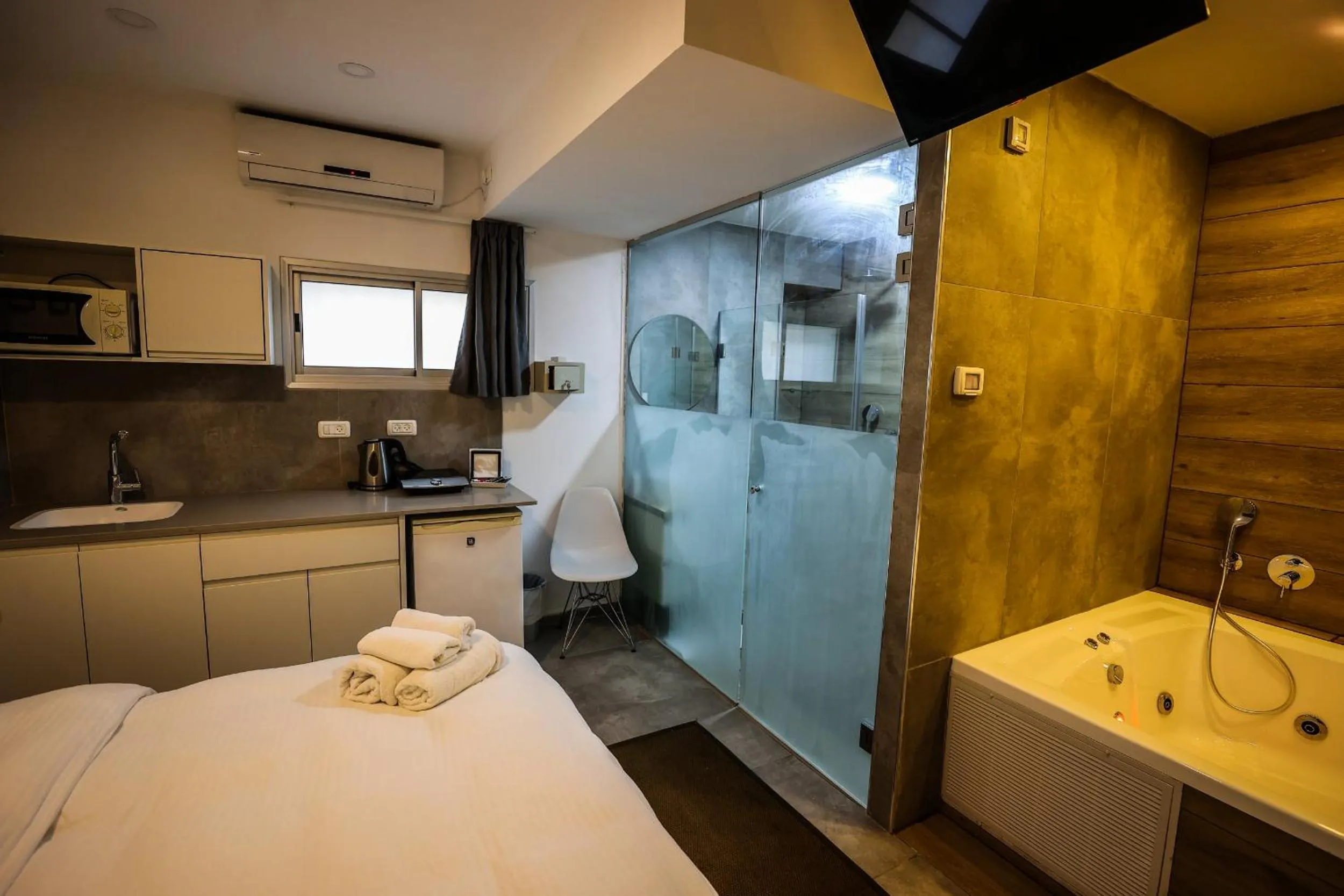 Hot Tub, Bed in G38 Rental Apartment Building