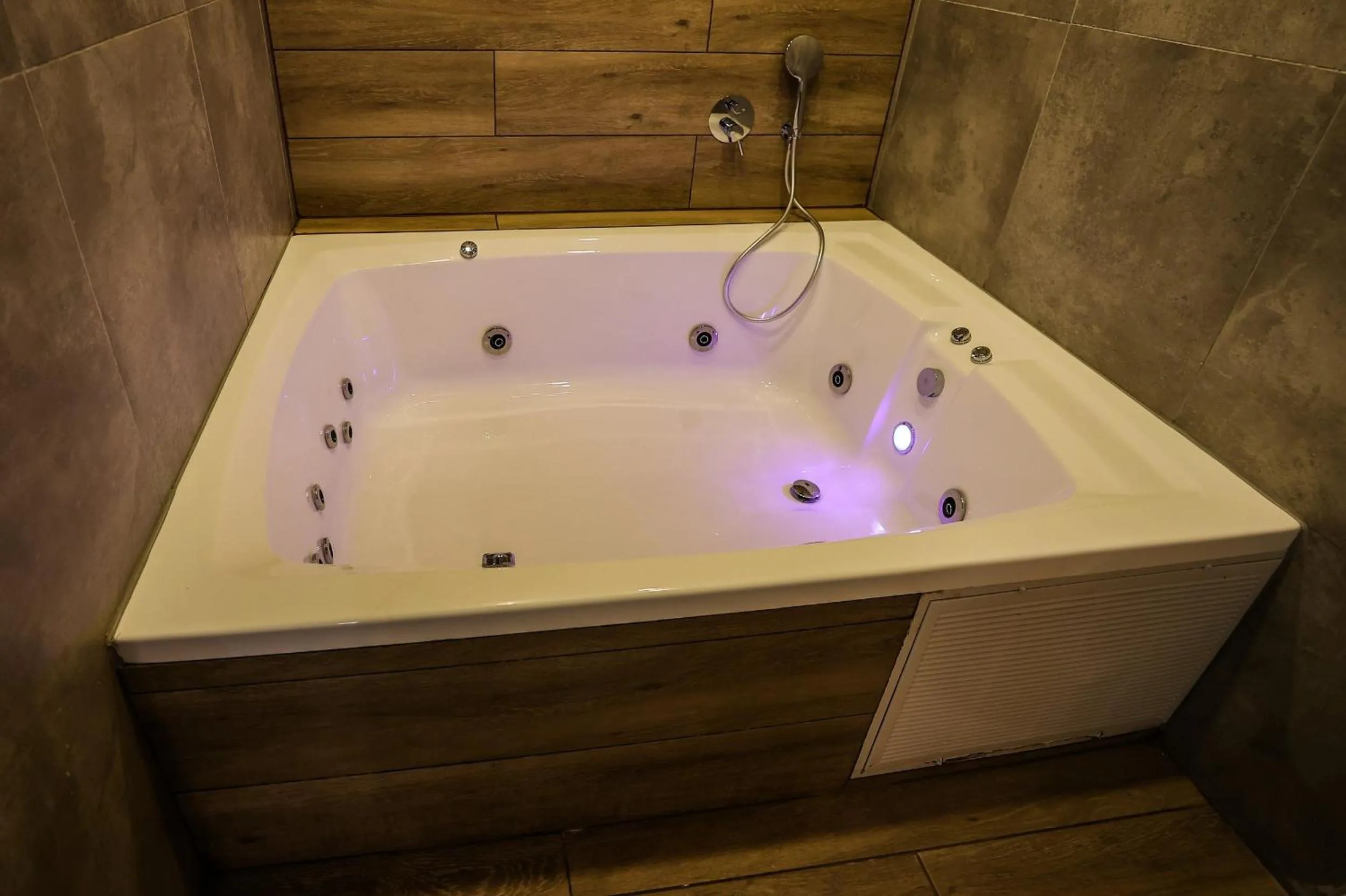 Hot Tub in G38 Rental Apartment Building