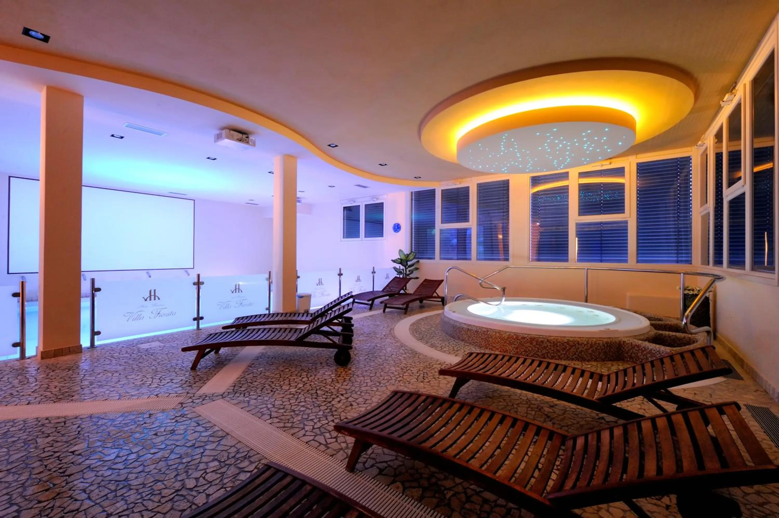 Hot Tub in Hotel Benessere Villa Fiorita