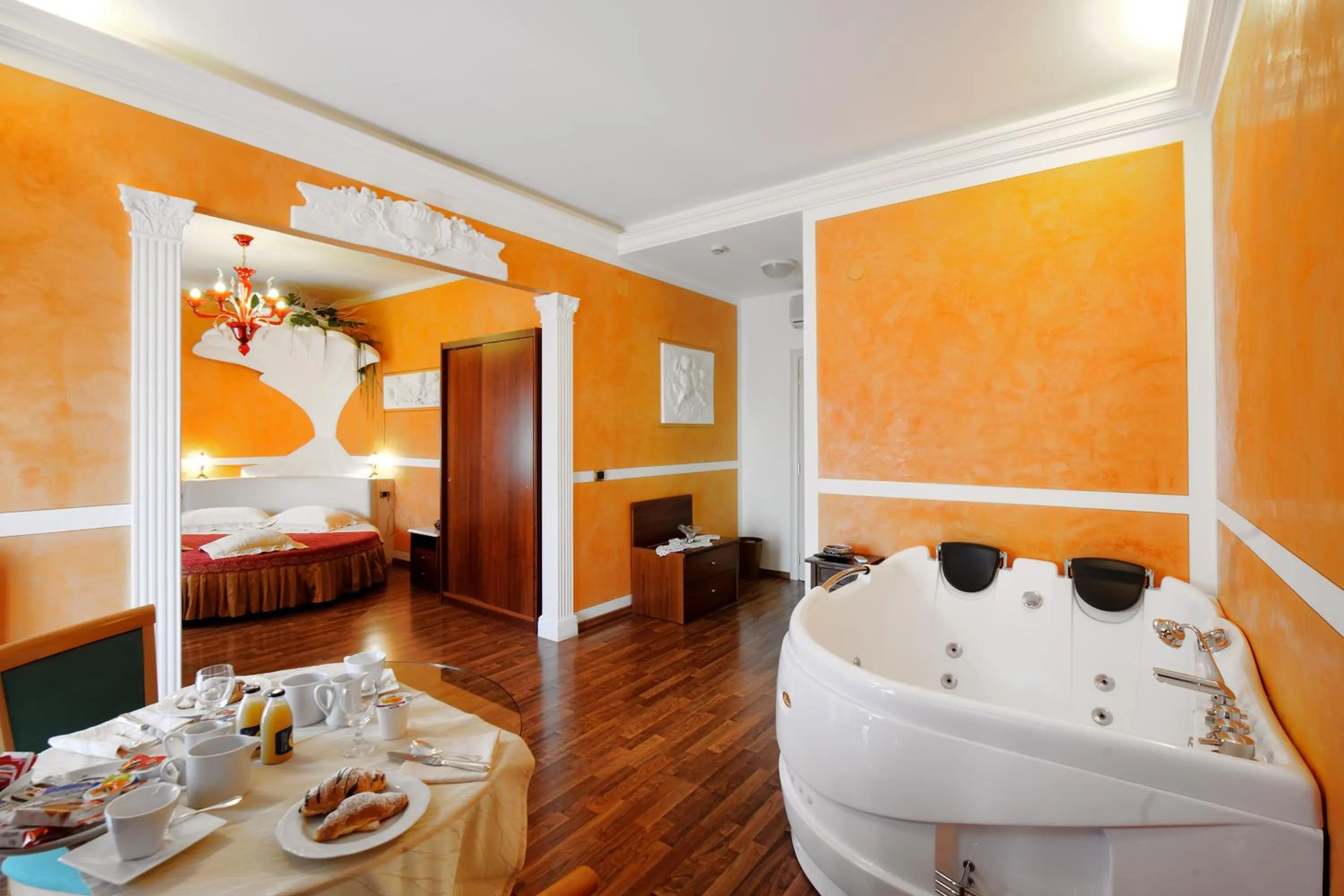 Hot Tub, Bed in Hotel Benessere Villa Fiorita