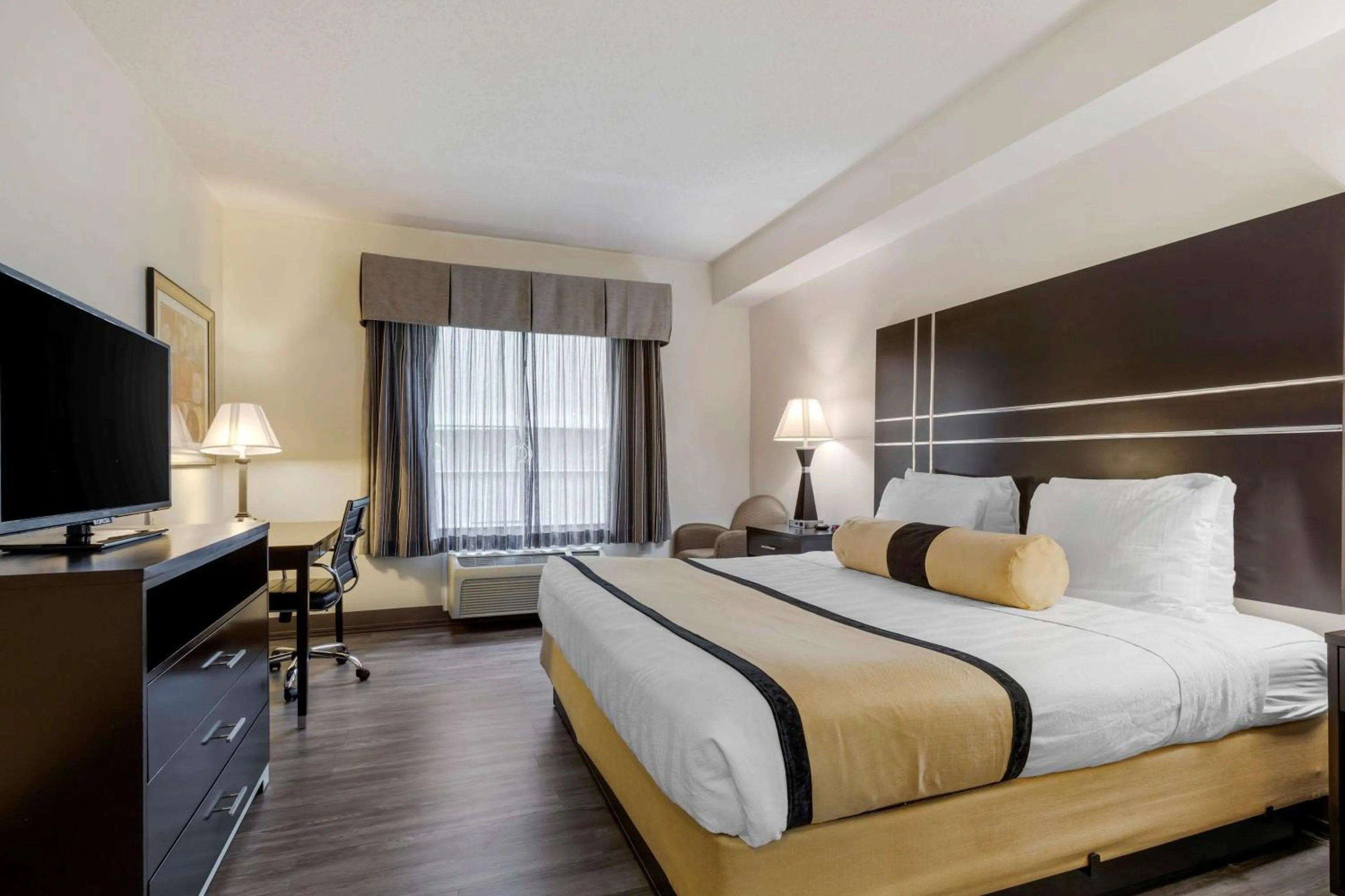 Bedroom, Bed in Best Western Plus Rockwall Inn & Suites