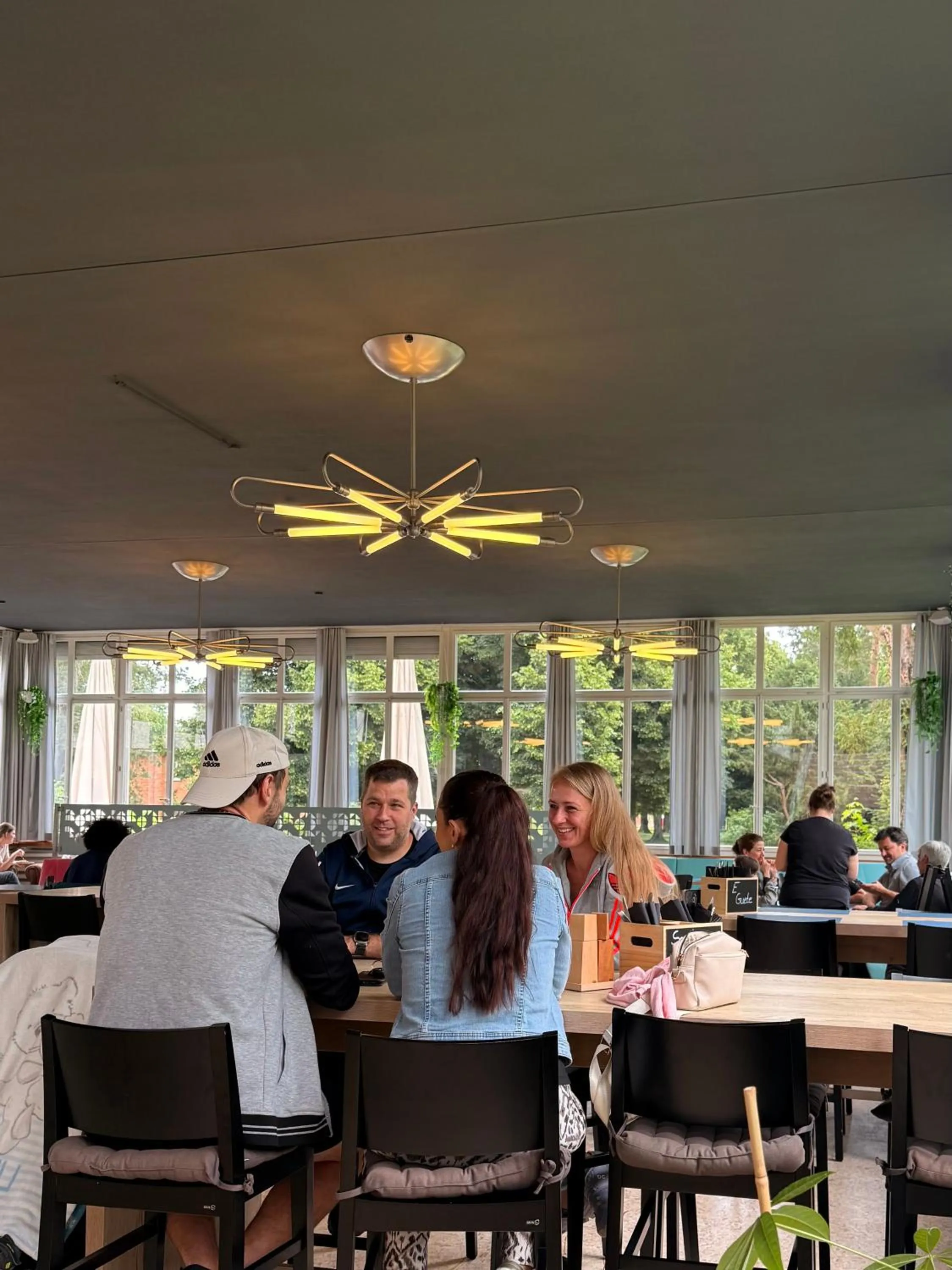 Restaurant/places to eat in Bata Club Haus