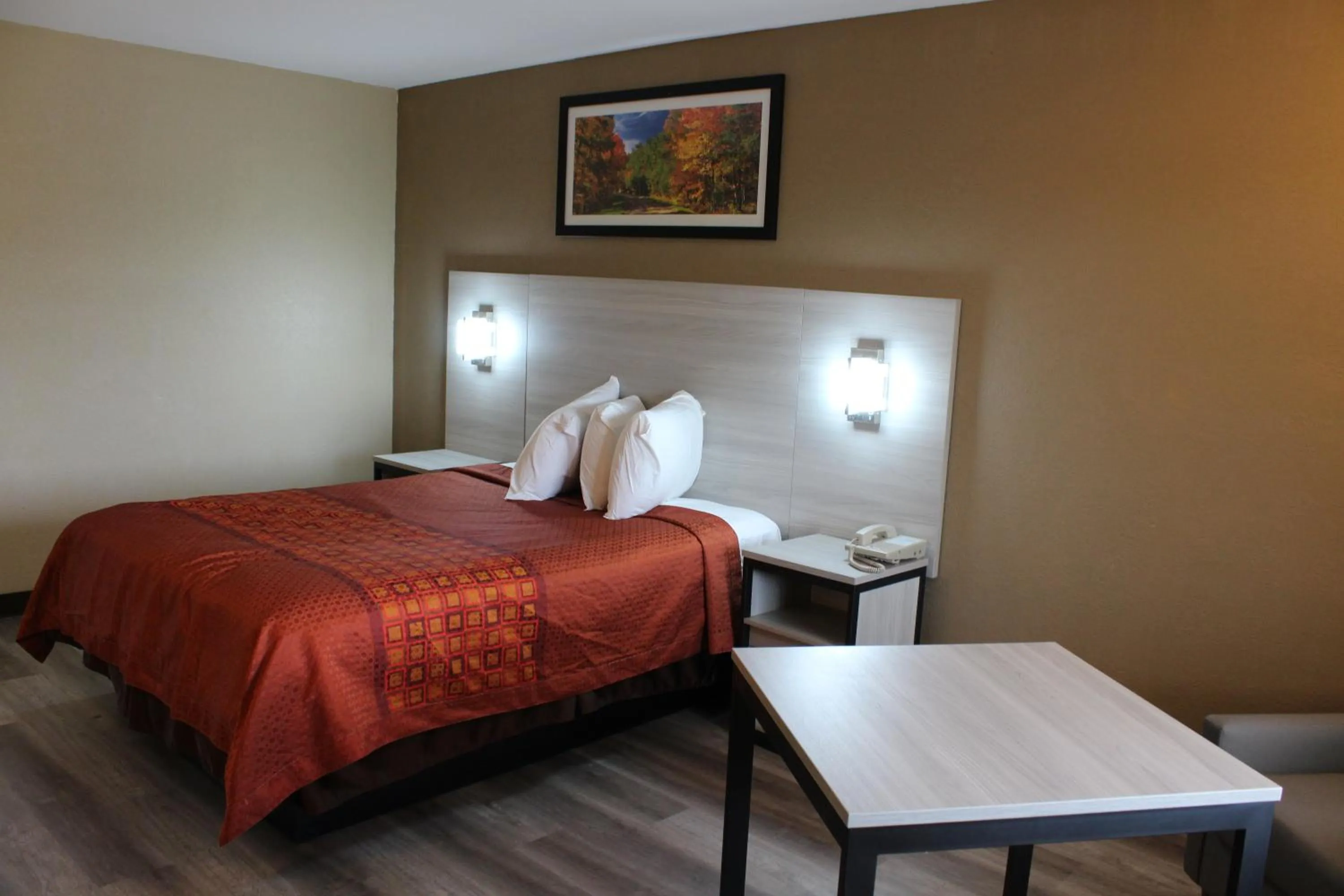 Bed in Travel Inn & Suites Flemington