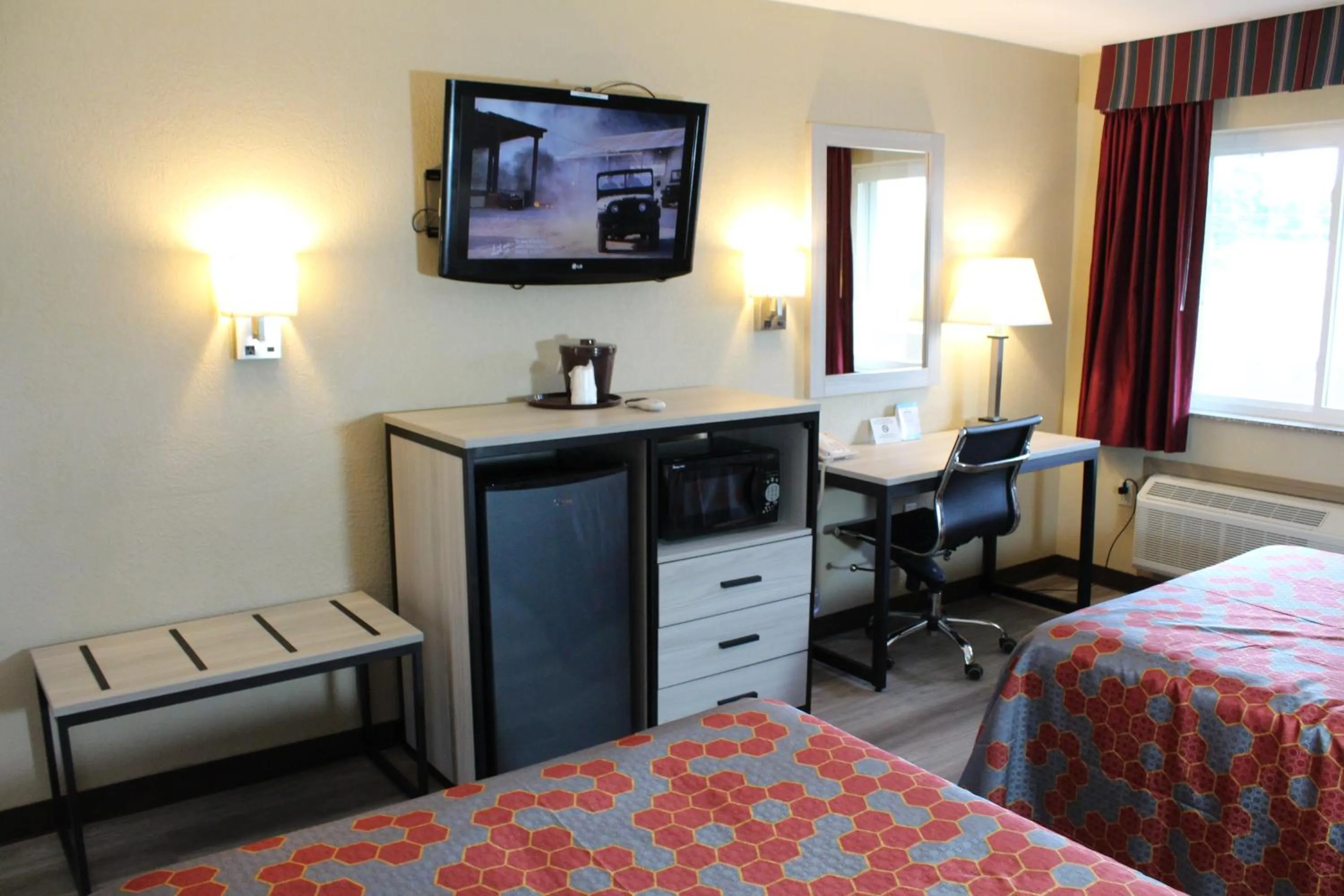 TV and multimedia, Bed in Travel Inn & Suites Flemington