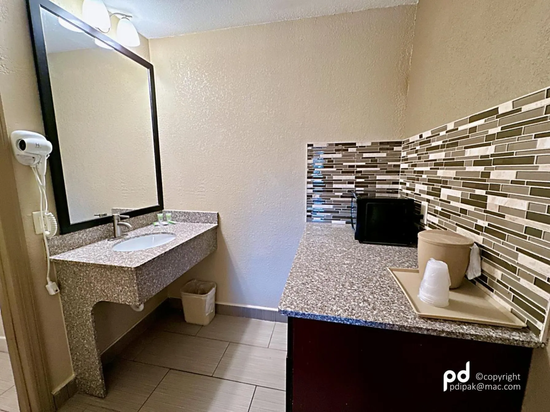 Kitchen or kitchenette in Travel Inn & Suites Flemington