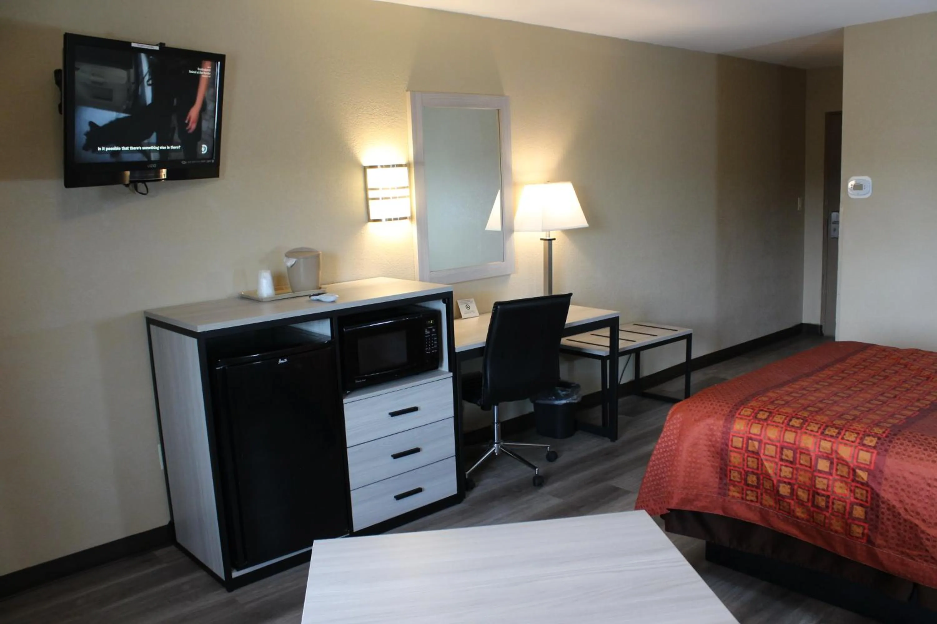 Bed in Travel Inn & Suites Flemington