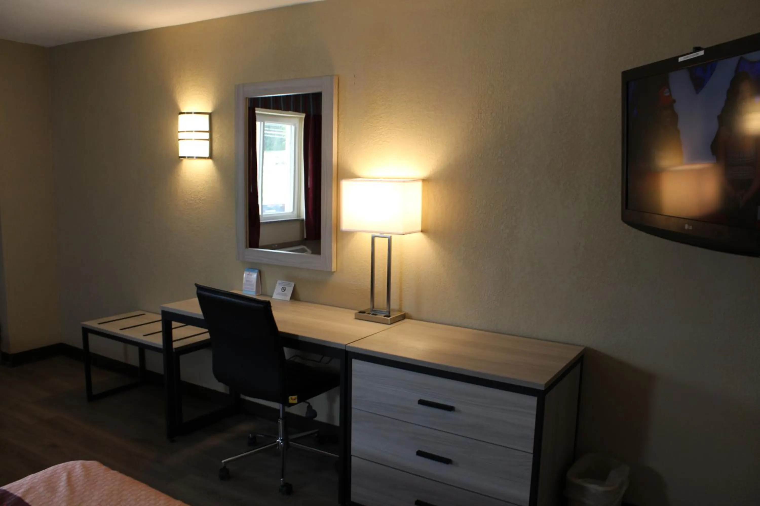 TV and multimedia in Travel Inn & Suites Flemington