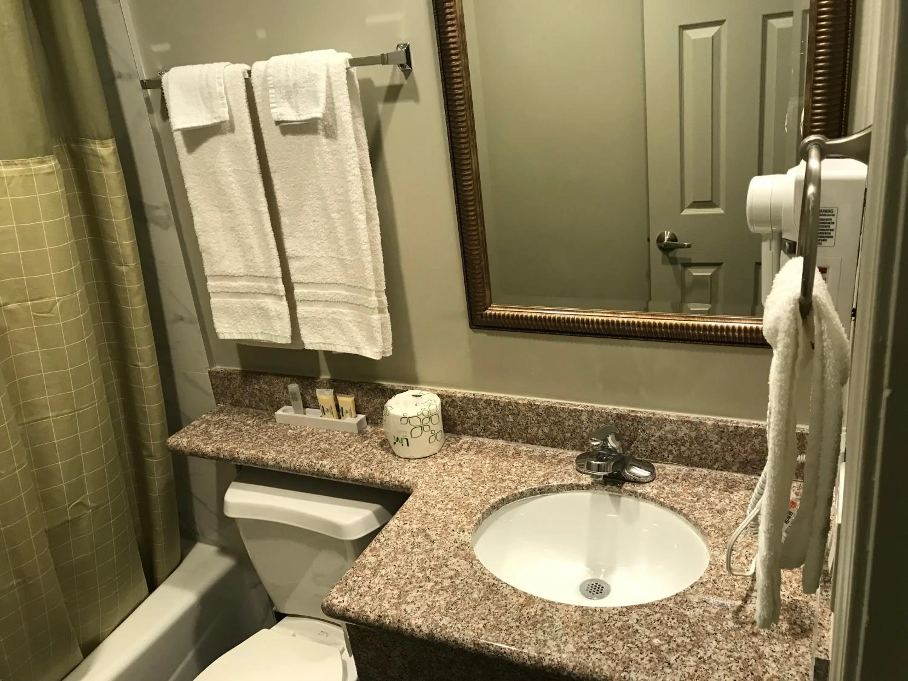 Bathroom in Hyland Inn Brea