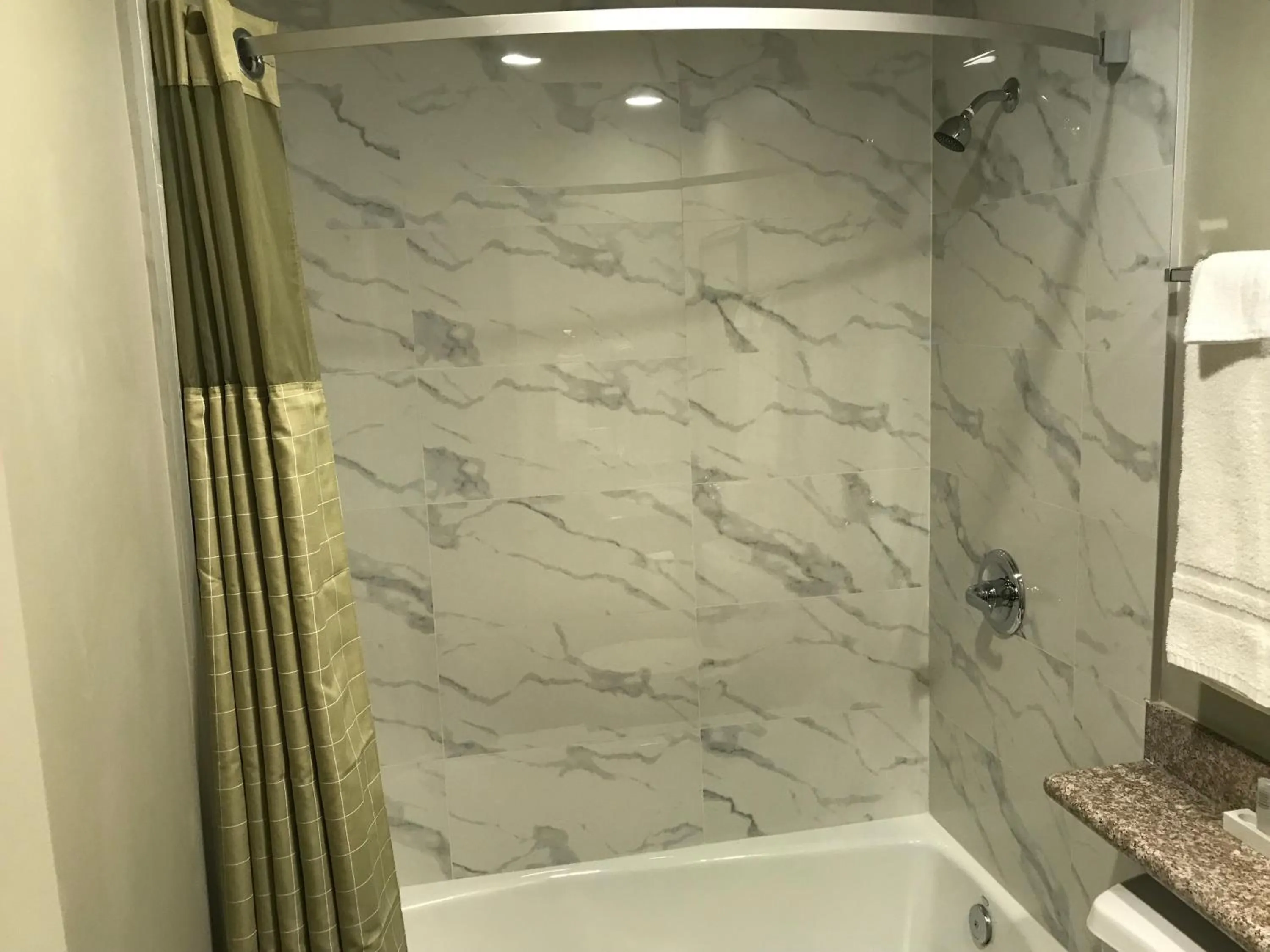 Bathroom in Hyland Inn Brea