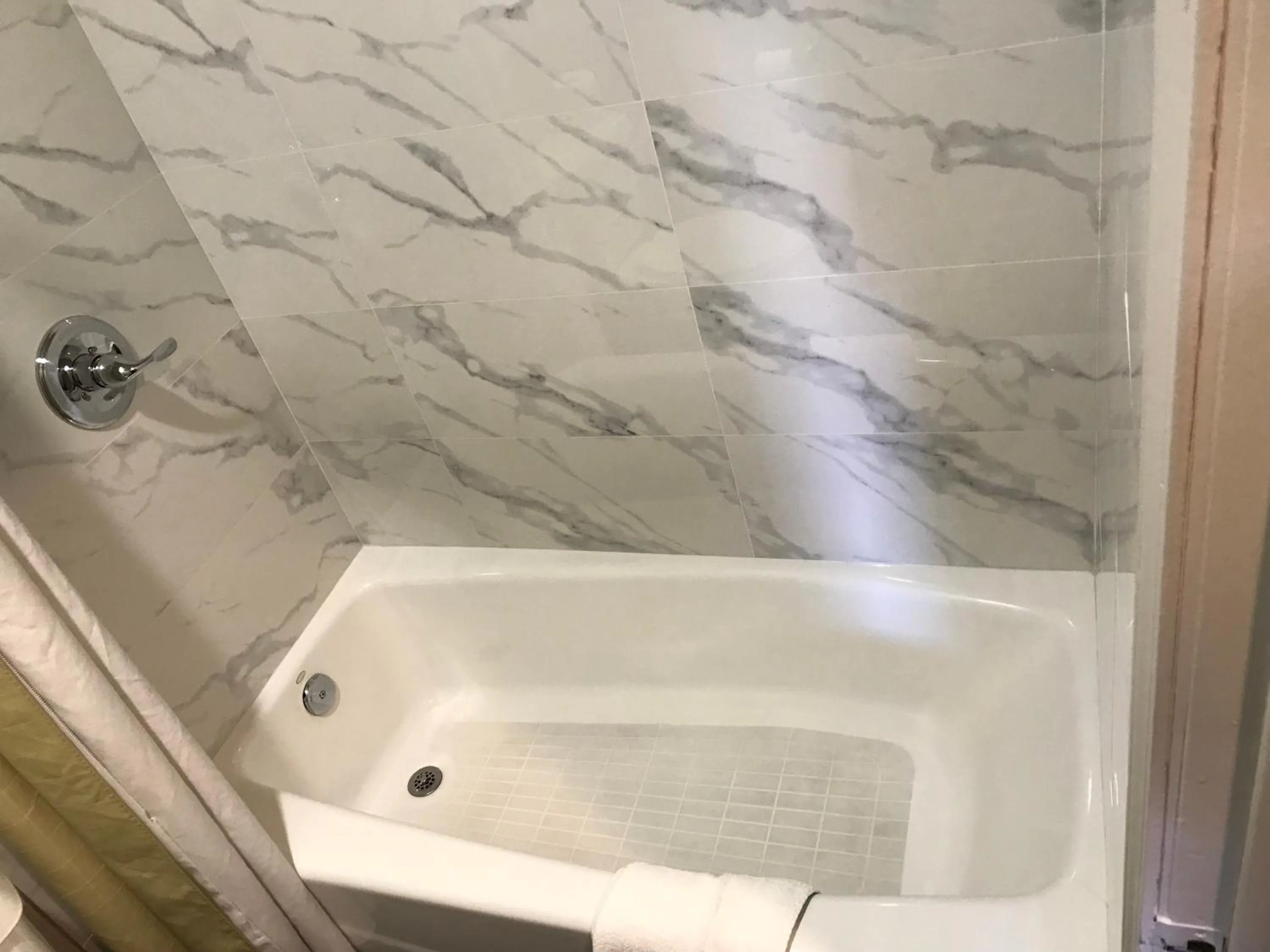 Bathroom in Hyland Inn Brea