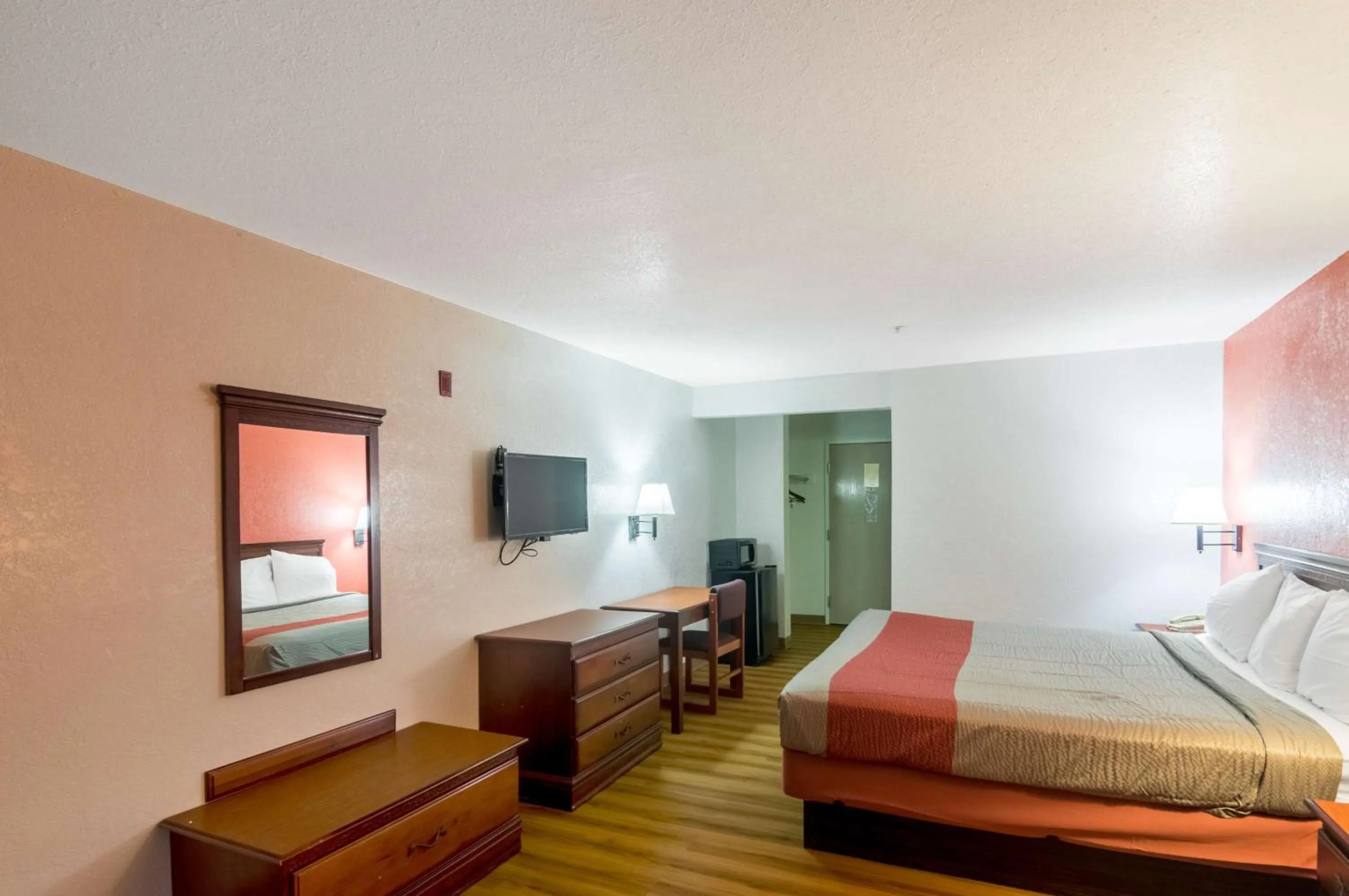 Photo of the whole room, Bed in Motel 6-Oklahoma City, OK