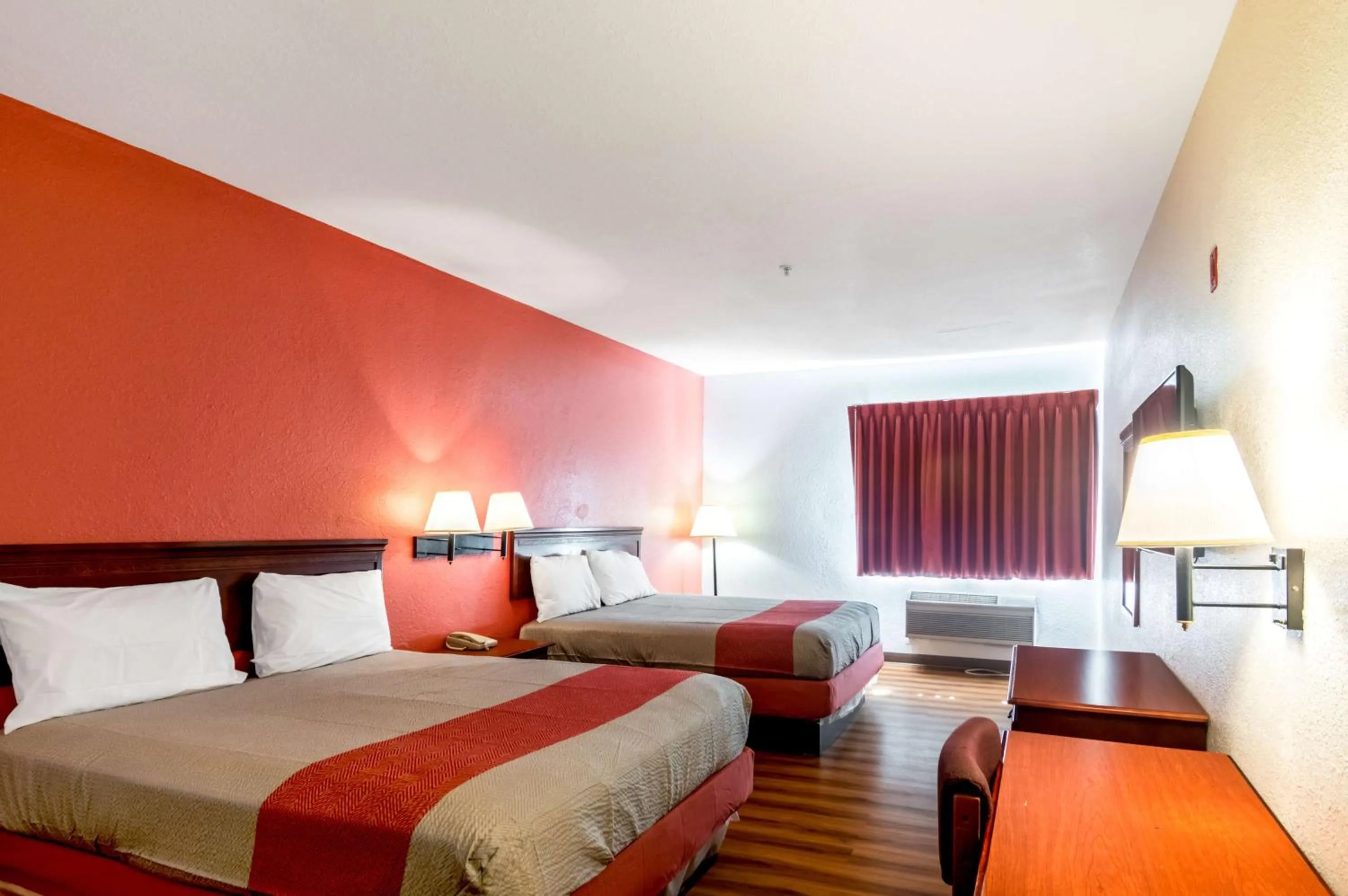 TV and multimedia, Bed in Motel 6-Oklahoma City, OK