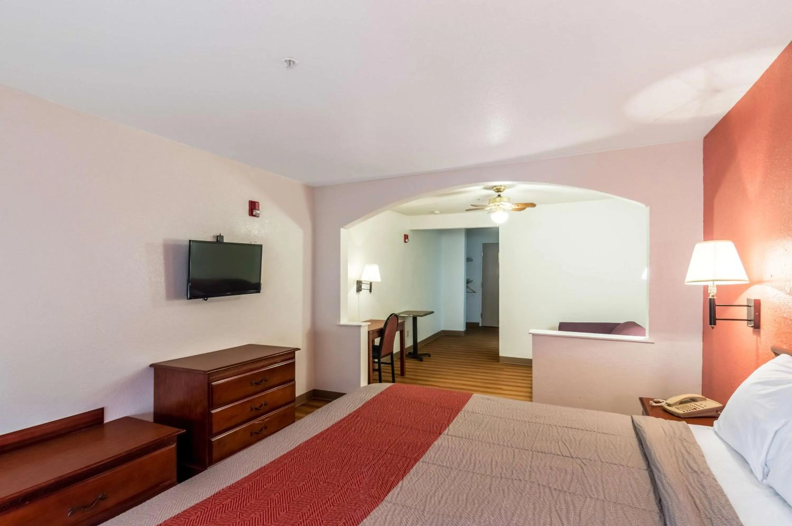 TV and multimedia, Bed in Motel 6-Oklahoma City, OK