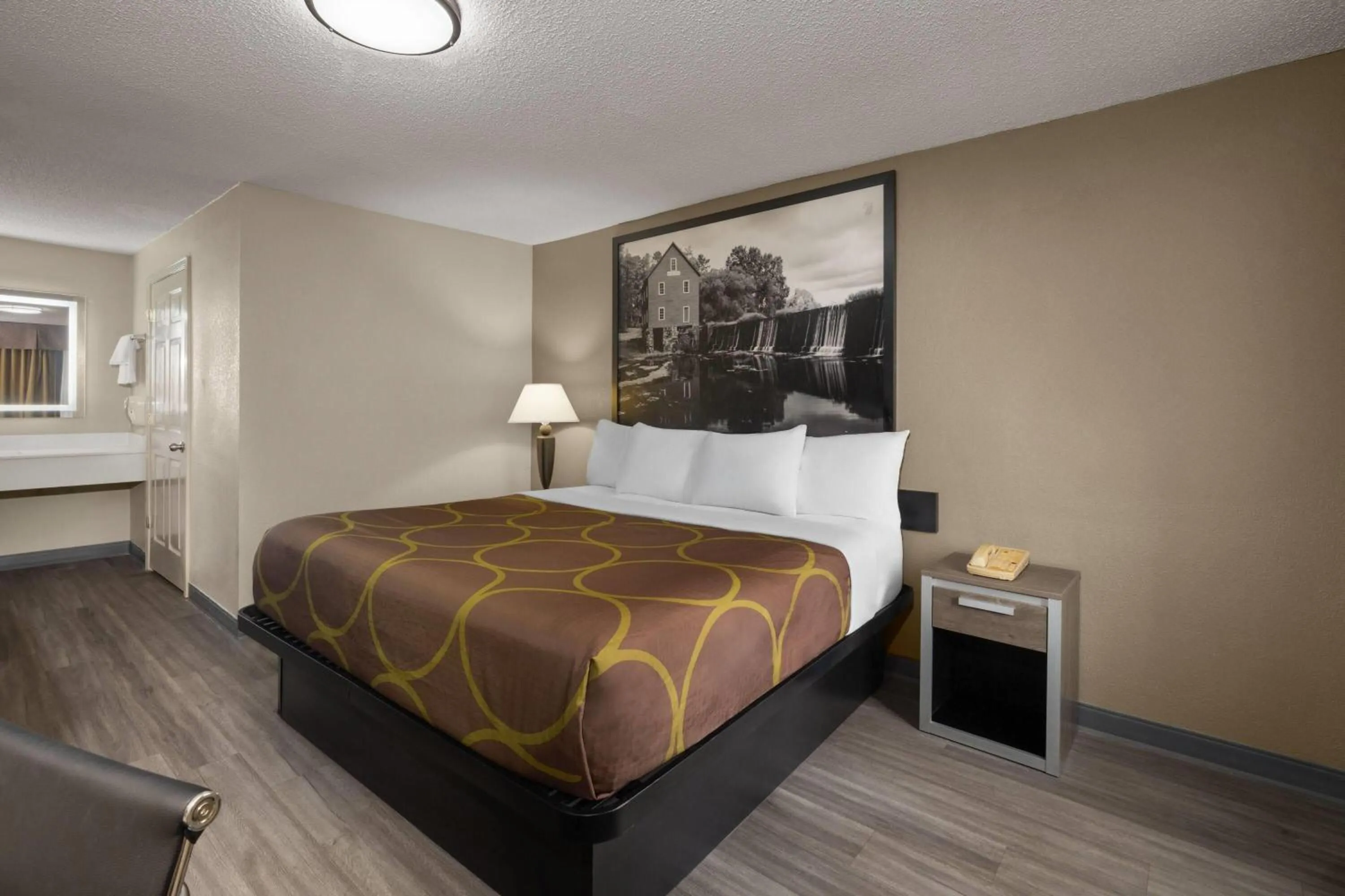 Photo of the whole room, Bed in Super 8 by Wyndham Macon West