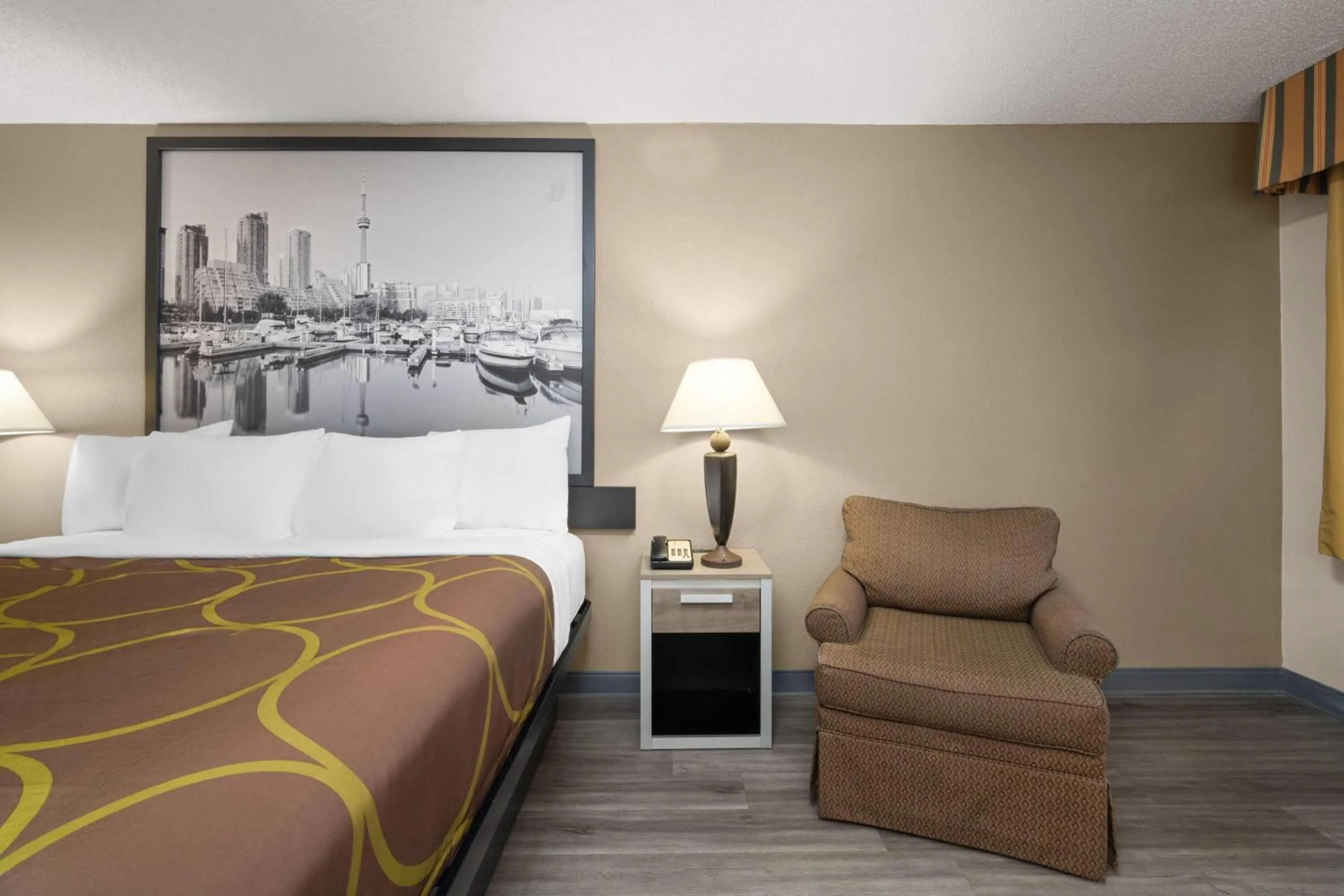 Photo of the whole room, Bed in Super 8 by Wyndham Macon West