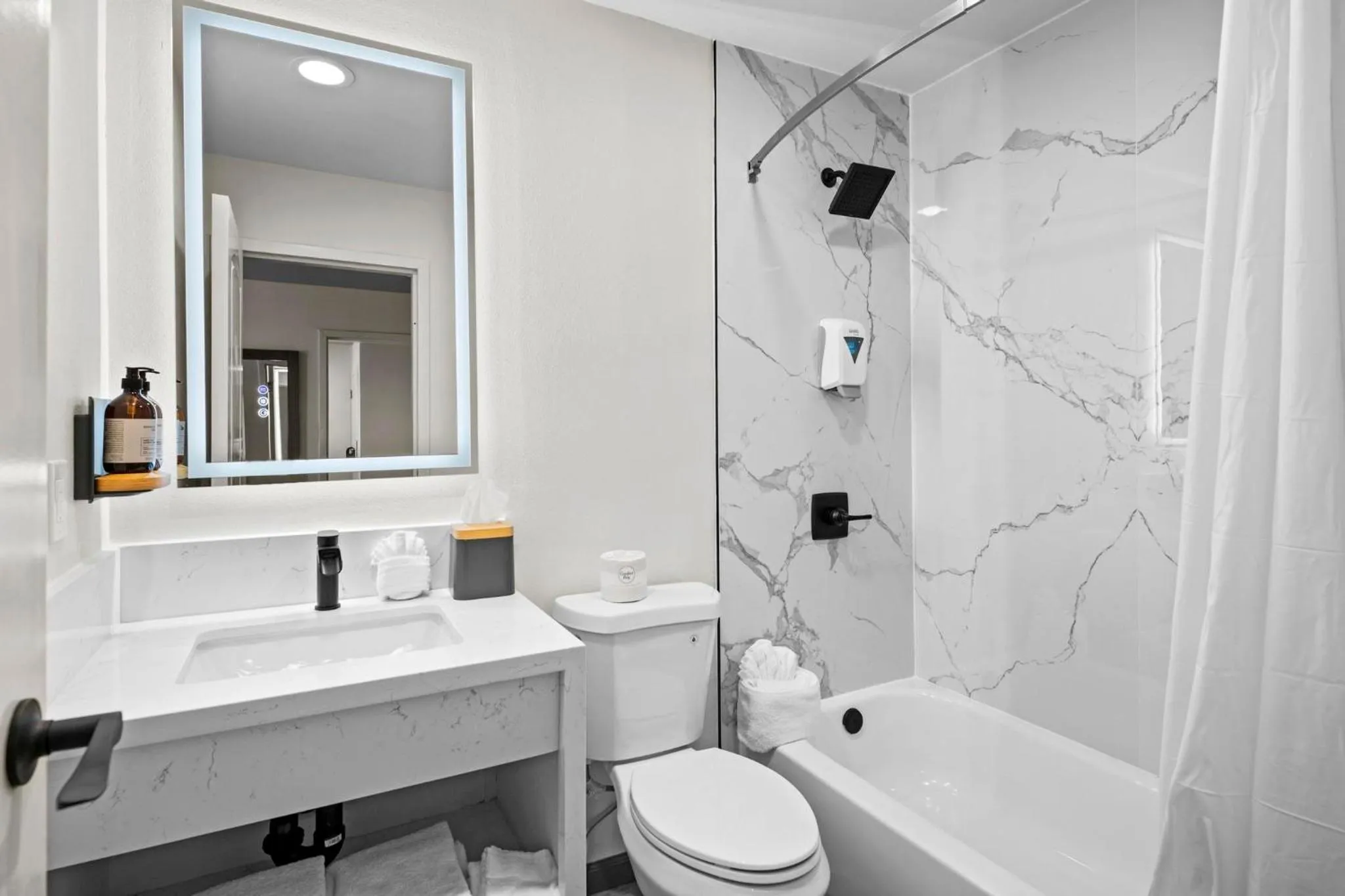 Shower in Hyland Inn Long Beach