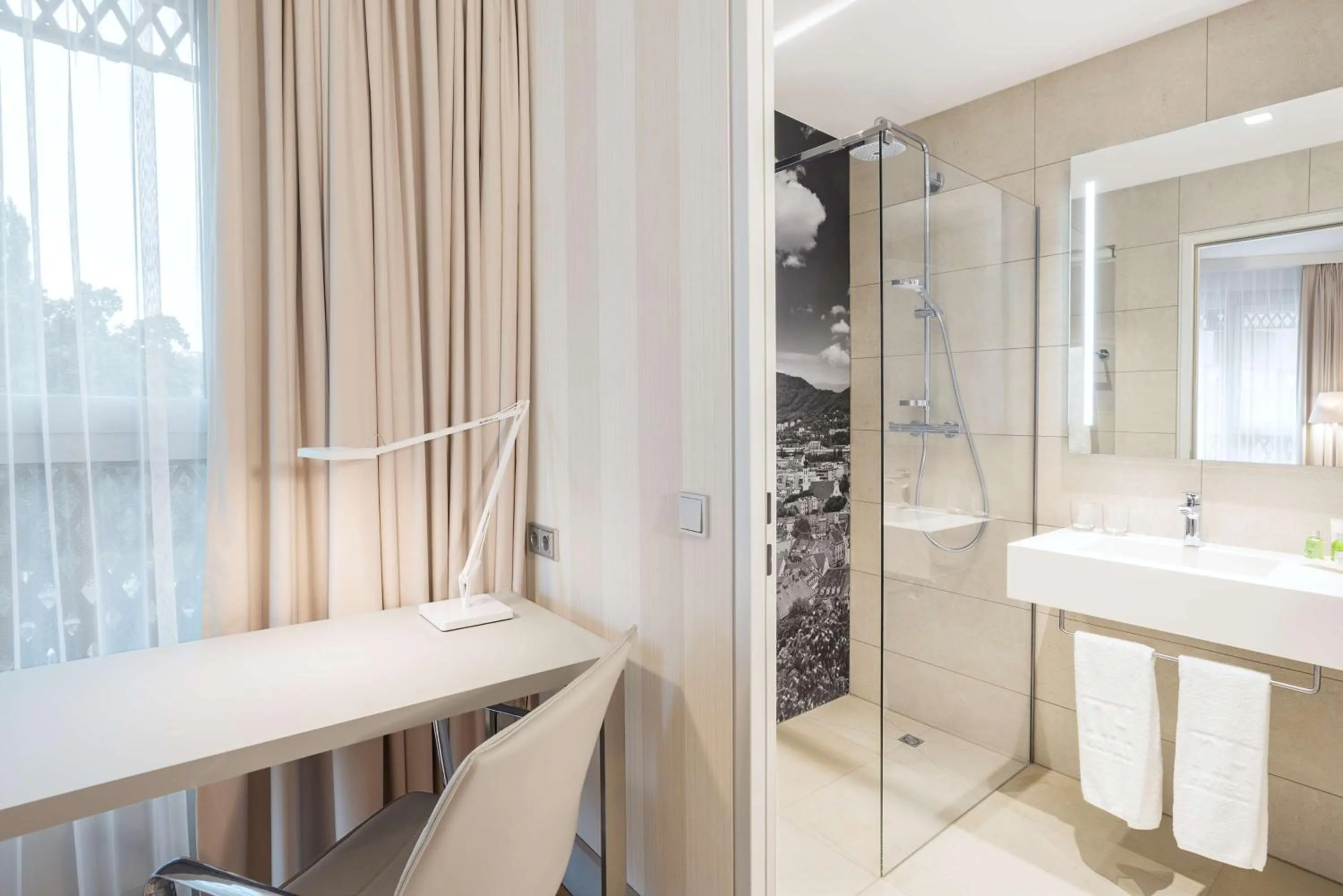 Photo of the whole room in NH Graz City