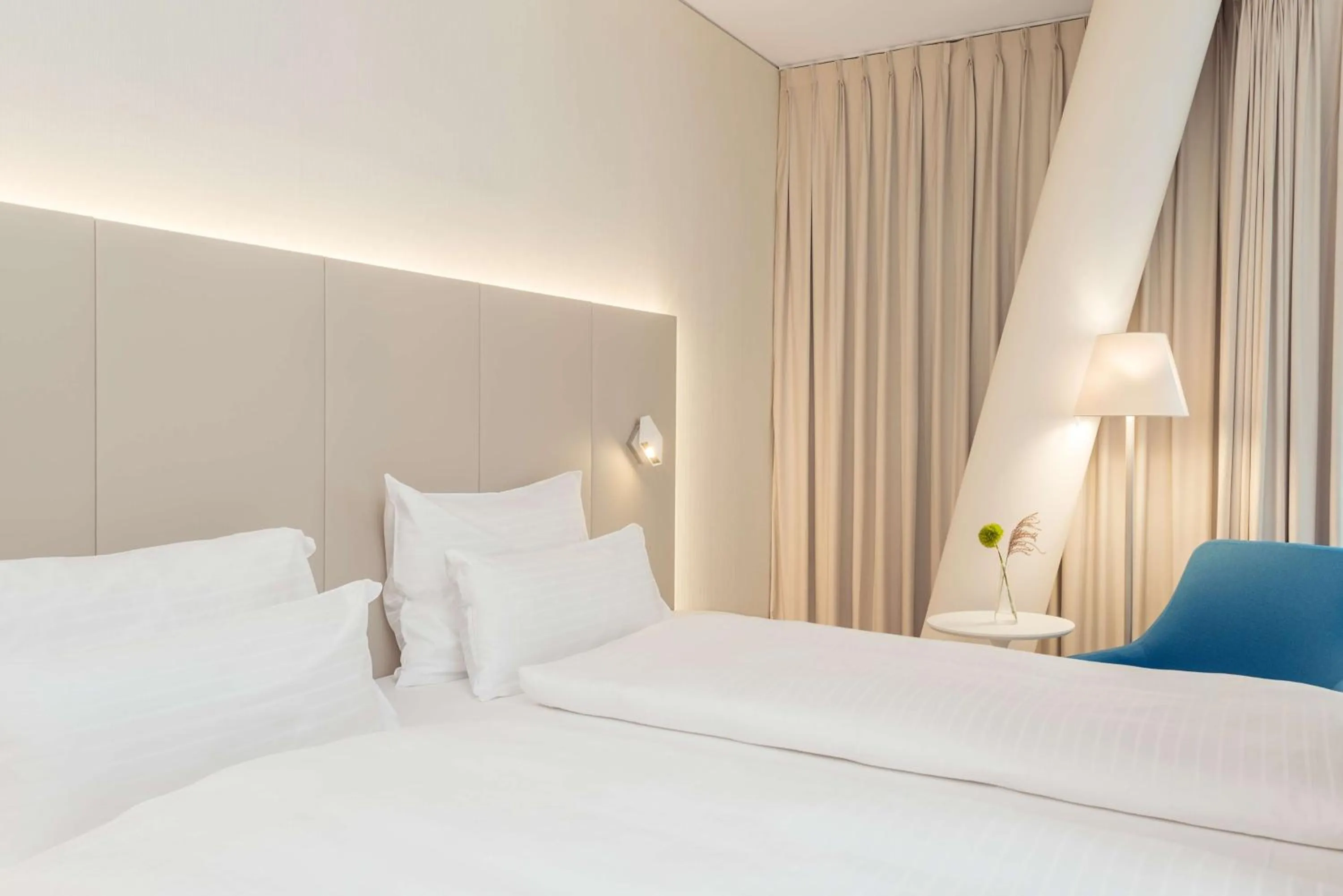 Photo of the whole room, Bed in NH Graz City