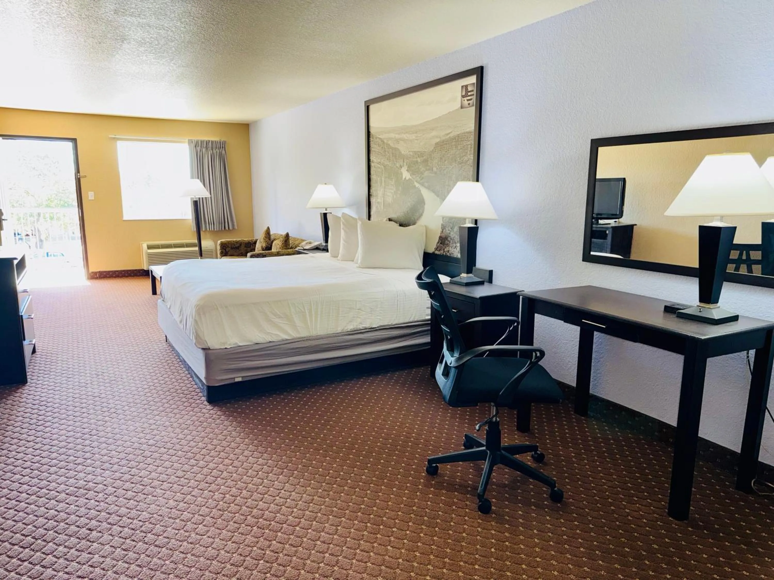 Bed in Hill Country Inn & Suites - New Braunfels, Gruene