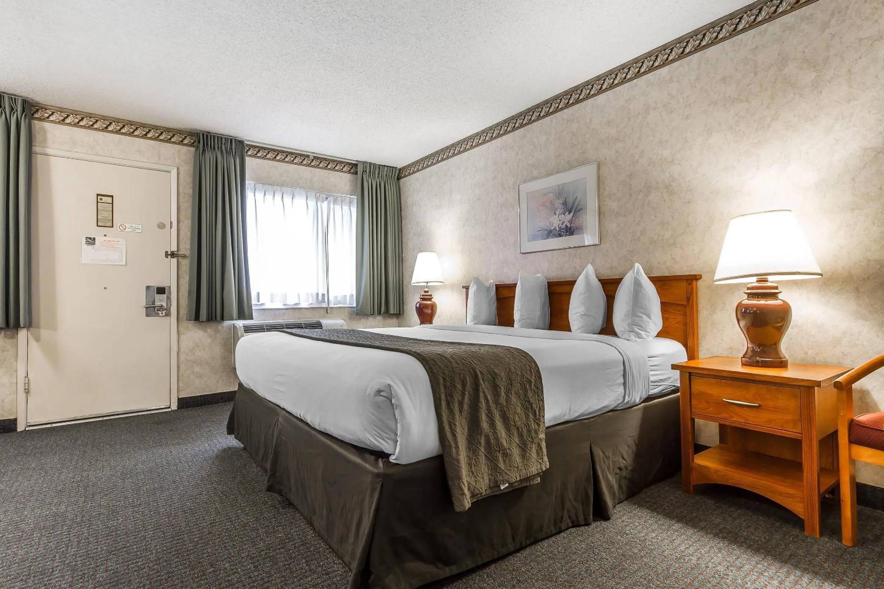 Bedroom, Bed in Quality Inn & Suites Silicon Valley