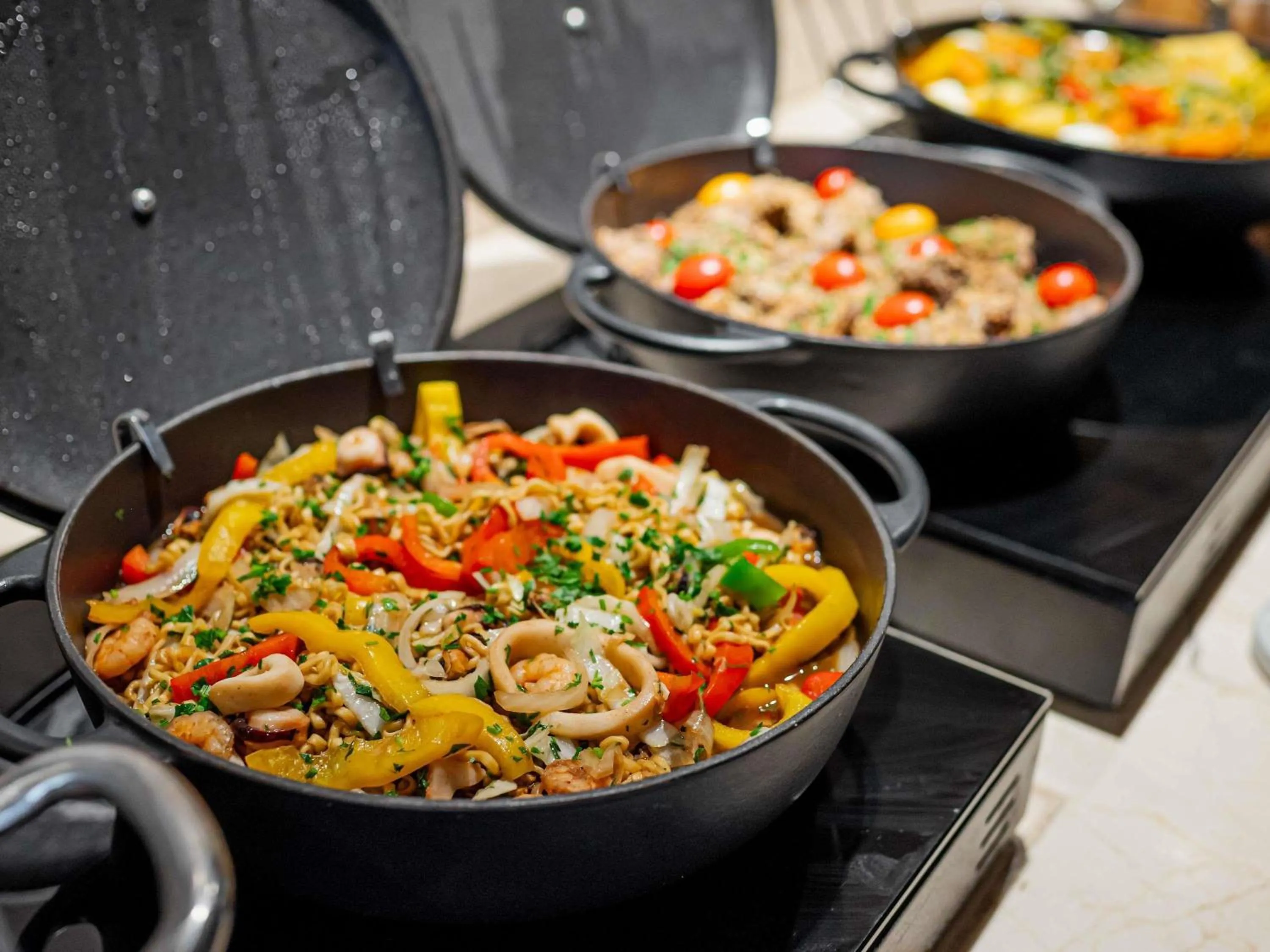 Restaurant/places to eat in Mercure Belem Boulevard